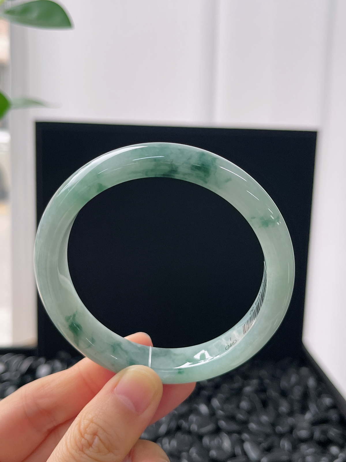 正圈56.8圈口，翡翠糯化种淡绿色手镯