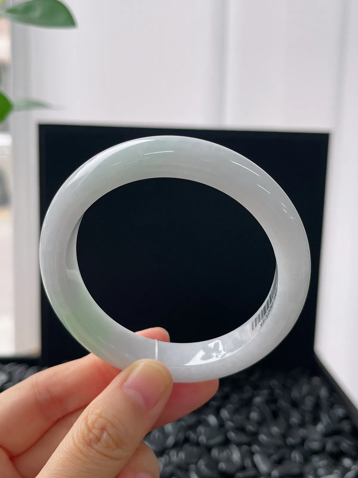 正圈55.8圈口，翡翠糯化种浅绿色手镯