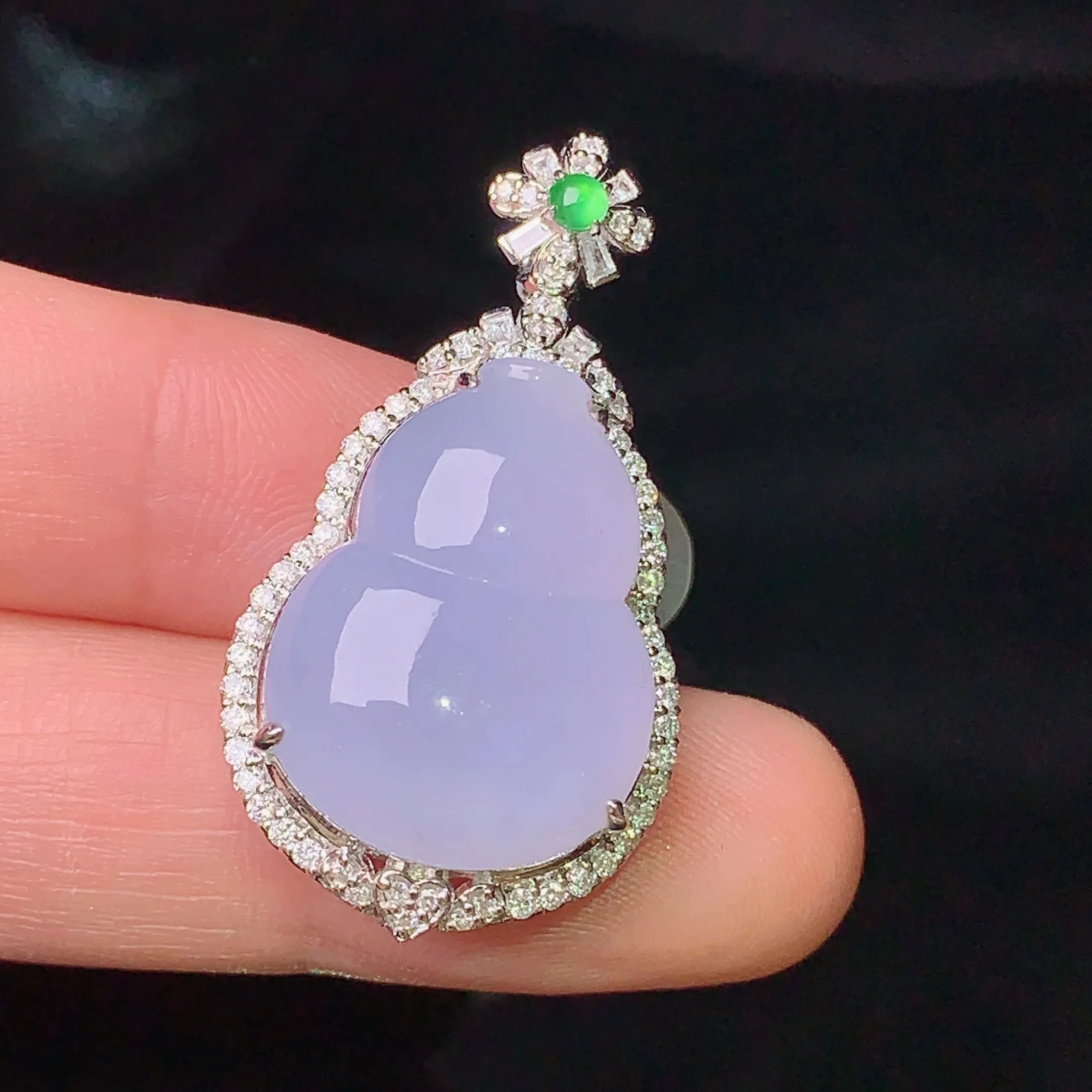 18k金钻镶嵌紫罗兰葫芦吊坠 玉质细腻 色泽清新艳丽 整体尺寸35.3*18.8*11.5