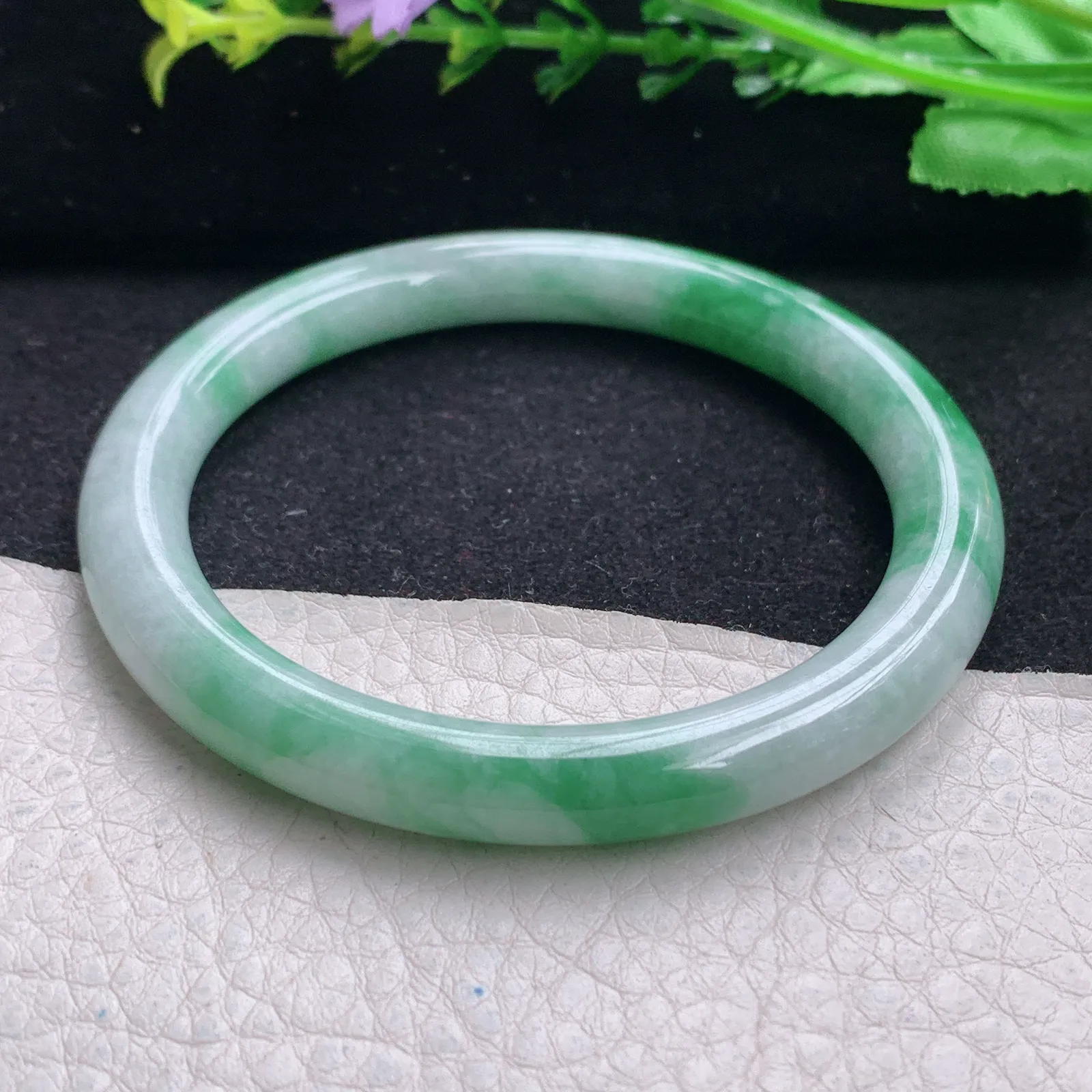 yh自然光57*8*8.3叮当镯 缅甸翡翠玉手镯飘绿秀气圆条玉手环