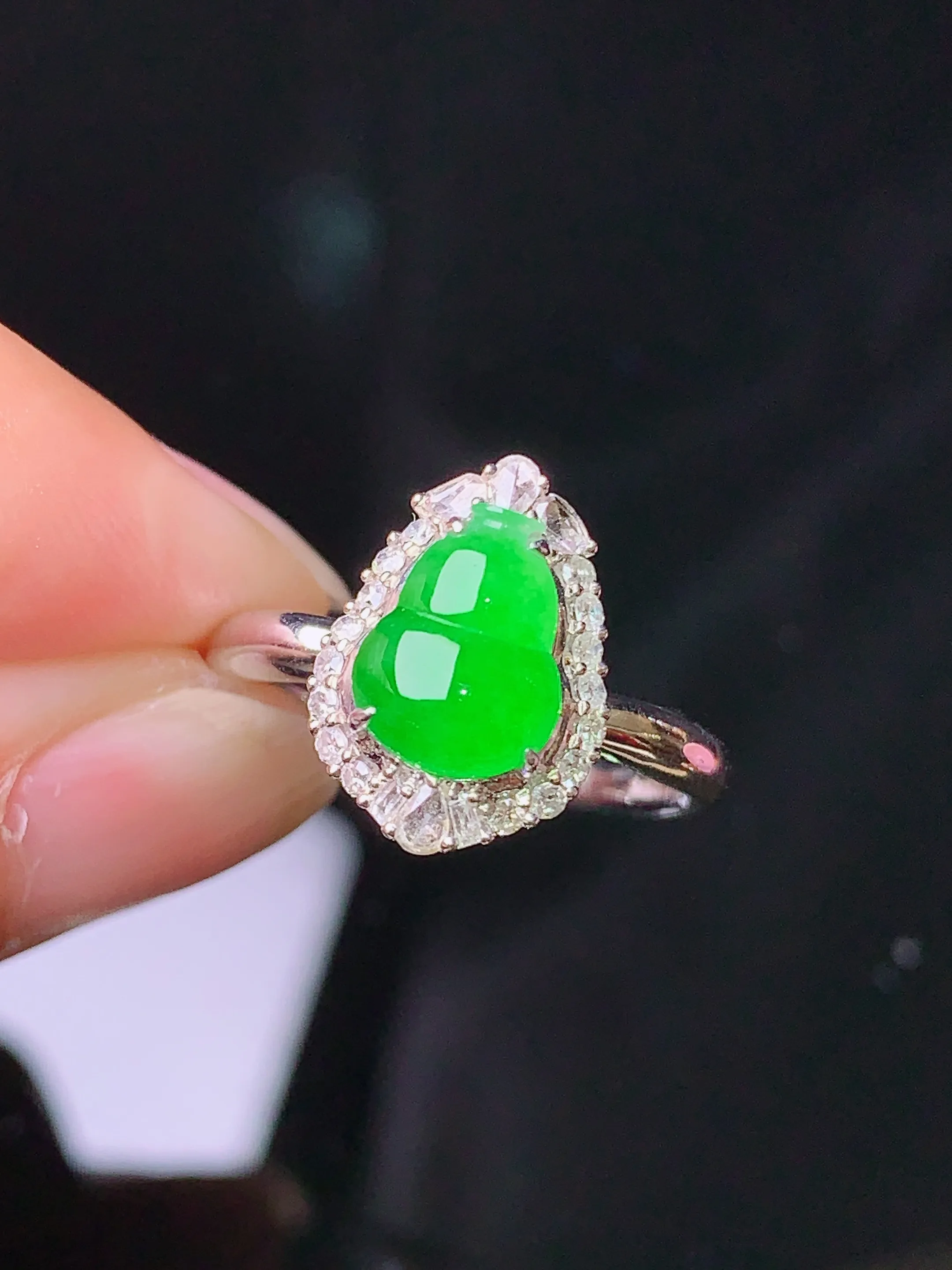 18k金钻镶嵌翠绿葫芦戒指 玉质细腻 色泽清新艳丽 圈口14 整体尺寸13.5*10*8.3