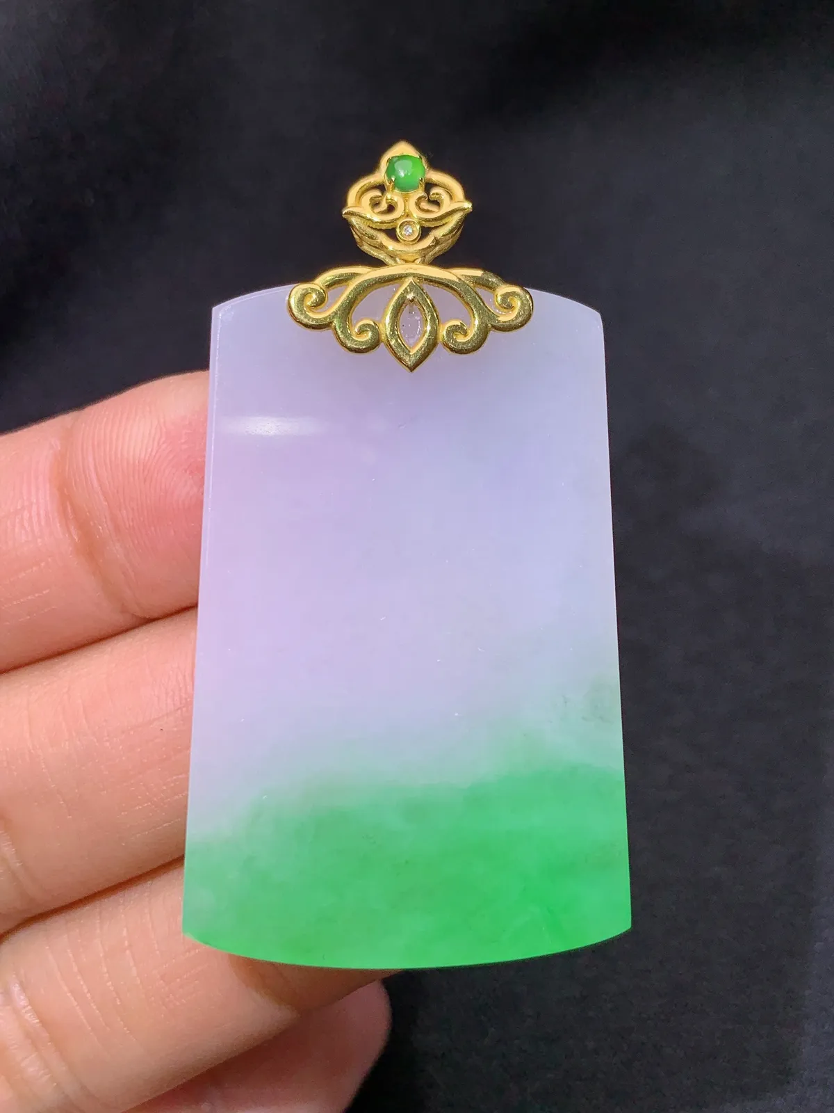 飘绿无事牌吊坠，18k金镶嵌，冰润色阳，玉质细腻，种水足 尺寸49.4*26.6*3.6