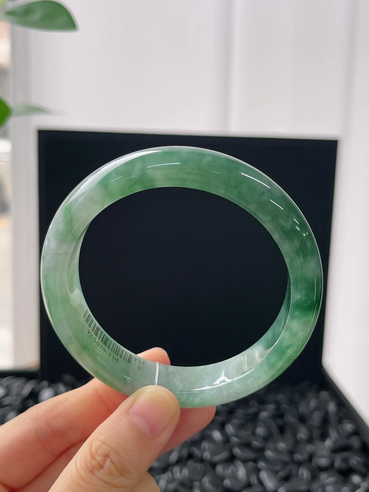 正圈57.6圈口，翡翠糯化种飘绿手镯