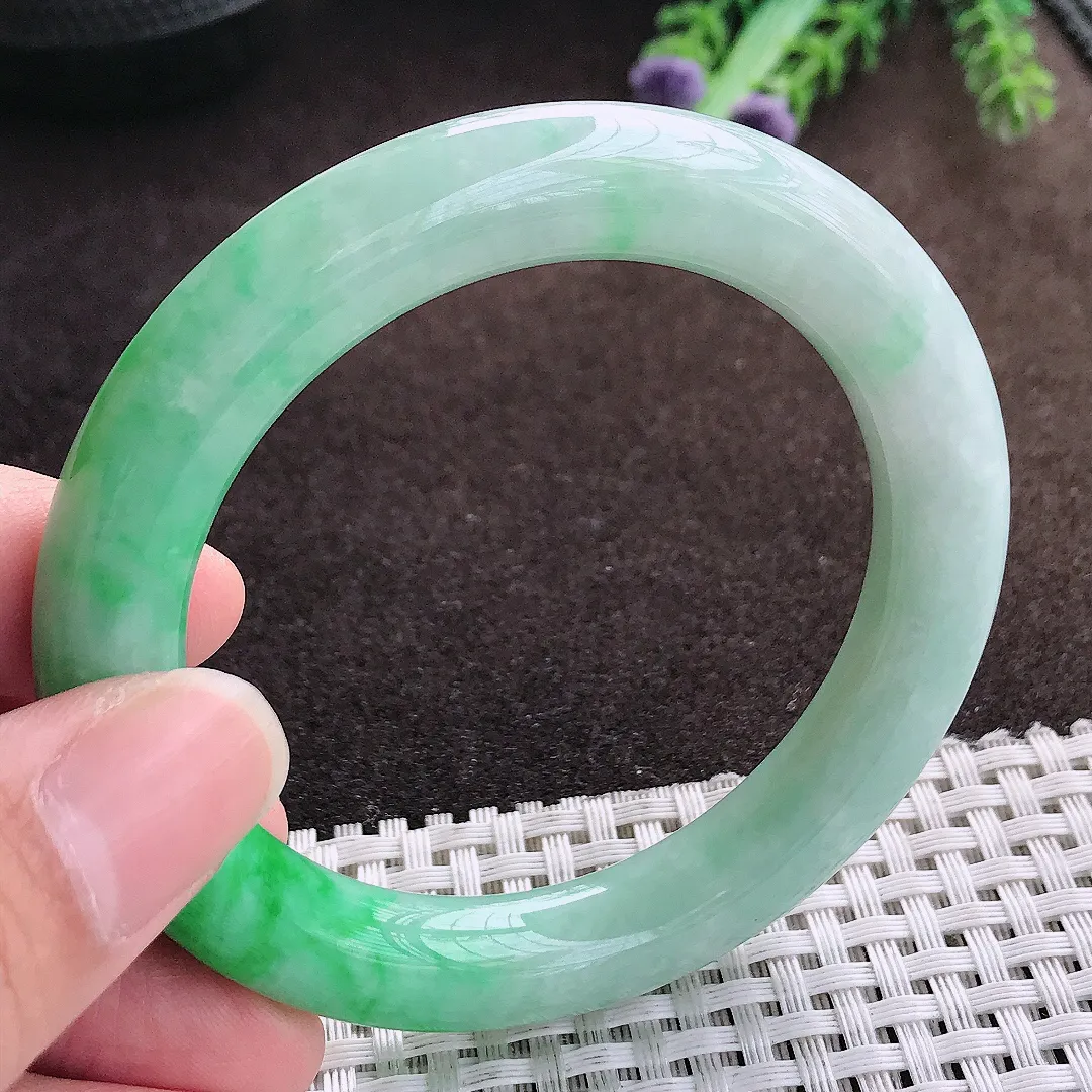 天然a货翡翠54/9.9/10.1老坑精美温润飘阳绿圆条手镯翡翠玉手镯