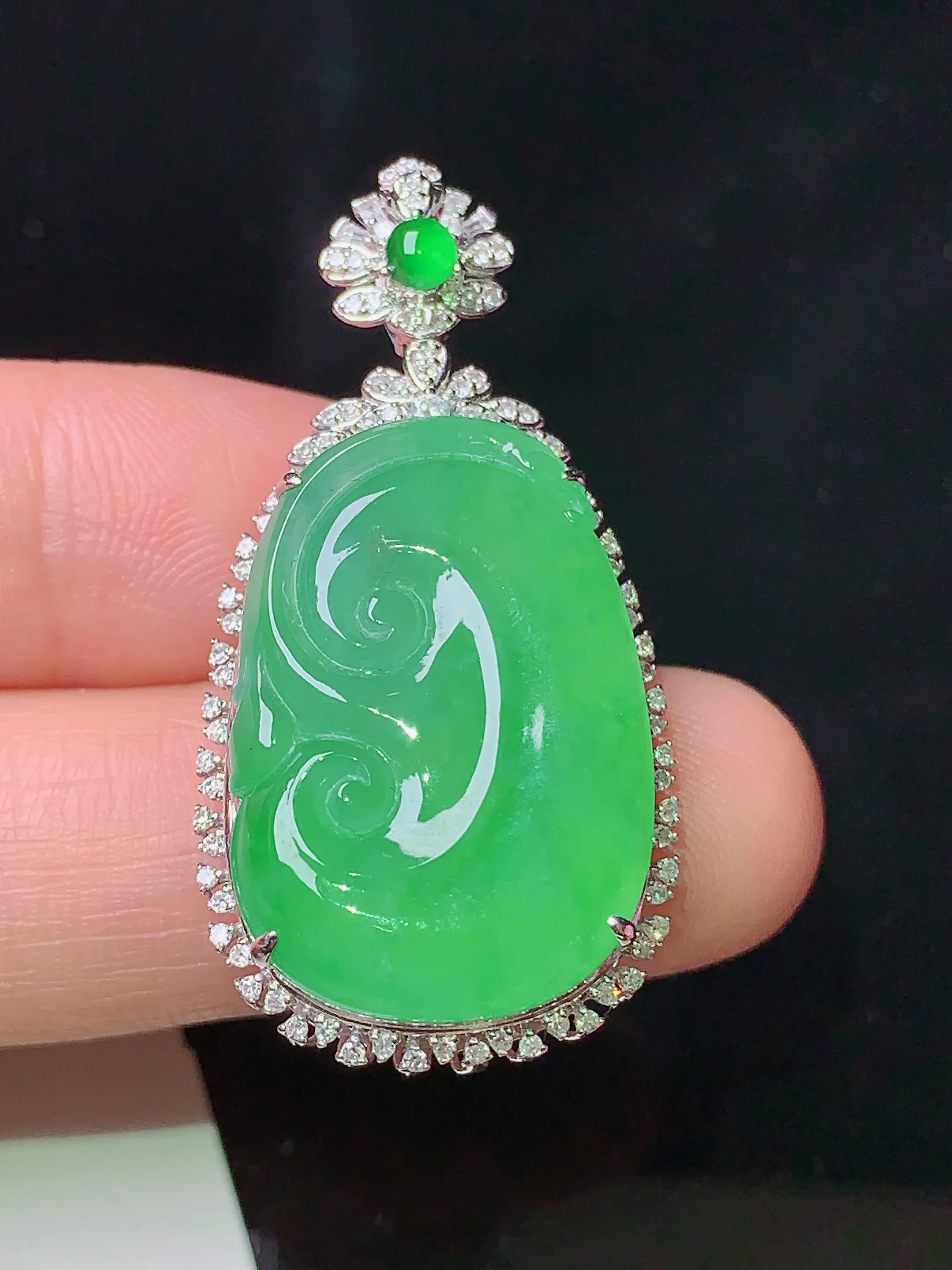 18k金钻镶嵌翠绿如意吊坠 玉质细腻 色泽清新艳丽 整体尺寸38.5*19.3*9