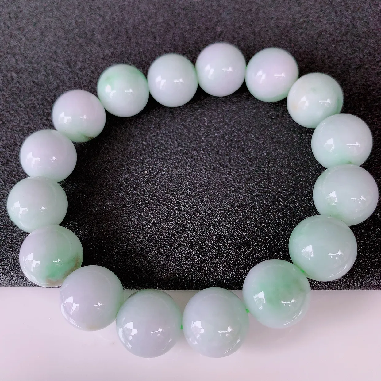 自然光实拍，冰润飘绿翡翠手串手链，种老水足，冰清玉润  颜色漂亮  #002.1取一尺寸12.8