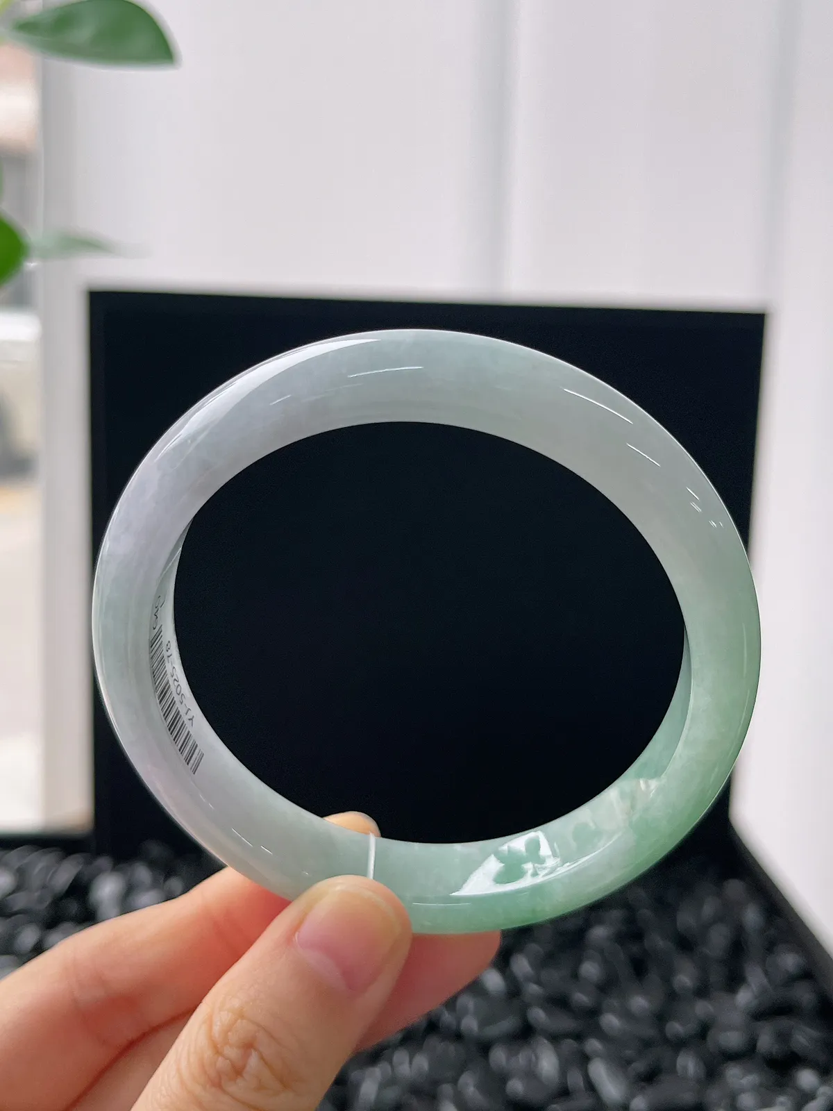 正圈60圈口，翡翠糯化种淡绿色手镯