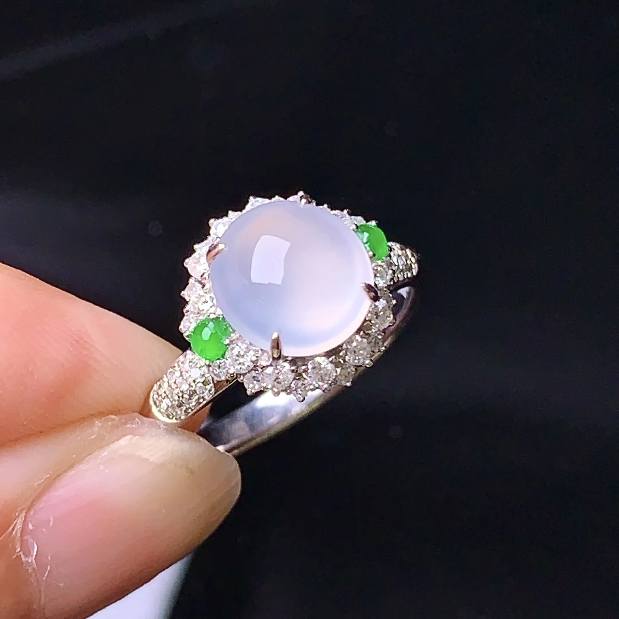 18k金钻镶嵌冰种蛋面戒指 玉质细腻 色泽清新艳丽 圈口14 整体尺寸11.3*11.7*9.8