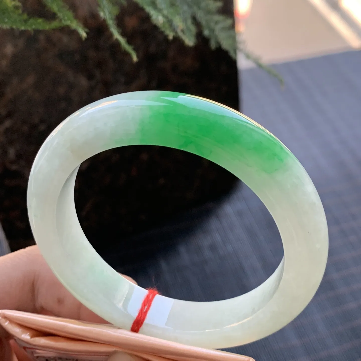 正圈冰糯阳绿 无瑕 尺寸:57.1/12.4/9.7 色好 大圈口