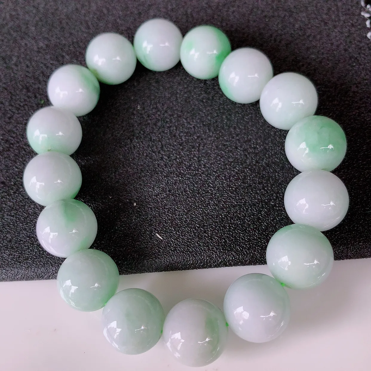 自然光实拍，冰润飘绿翡翠手串手链，种老水足，冰清玉润  颜色漂亮  #001.1取一尺寸12.8