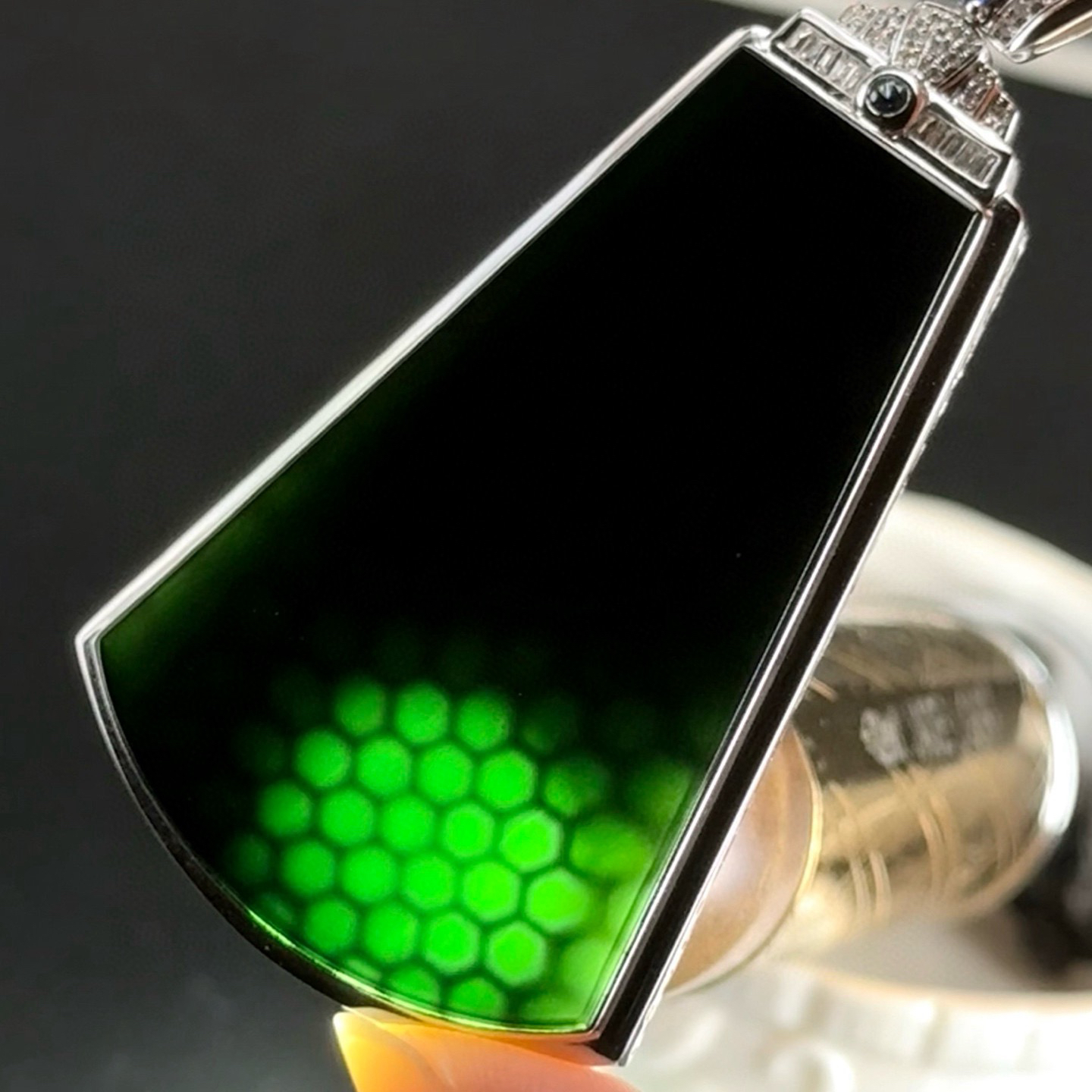 精品18k墨翠无事牌 种好色正 黑度极好 打灯通透 油性十足  尺寸67.5