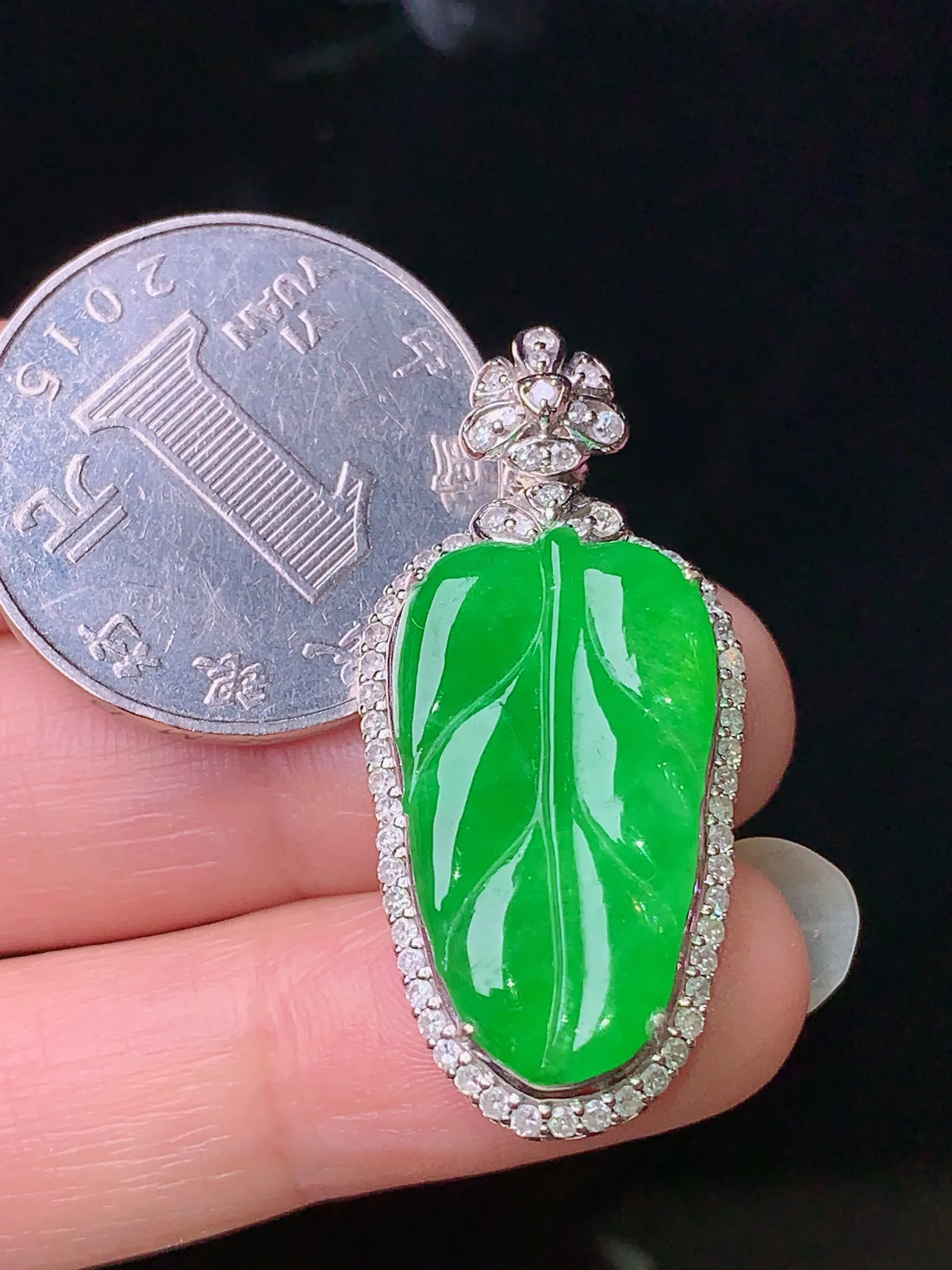 18k金钻镶嵌满绿树叶吊坠 玉质细腻 色泽清新艳丽 整体尺寸35.8*16.7*7.5