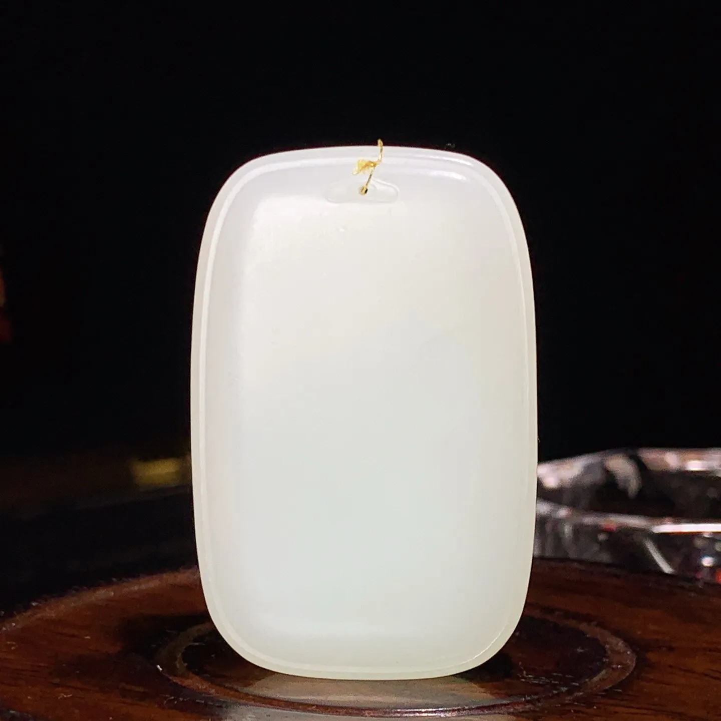 新疆和田玉白玉平安无事牌挂件。尺寸49/32/9重37.3克。玉质细腻油润。手推出油。佩戴高端典雅。lt251115