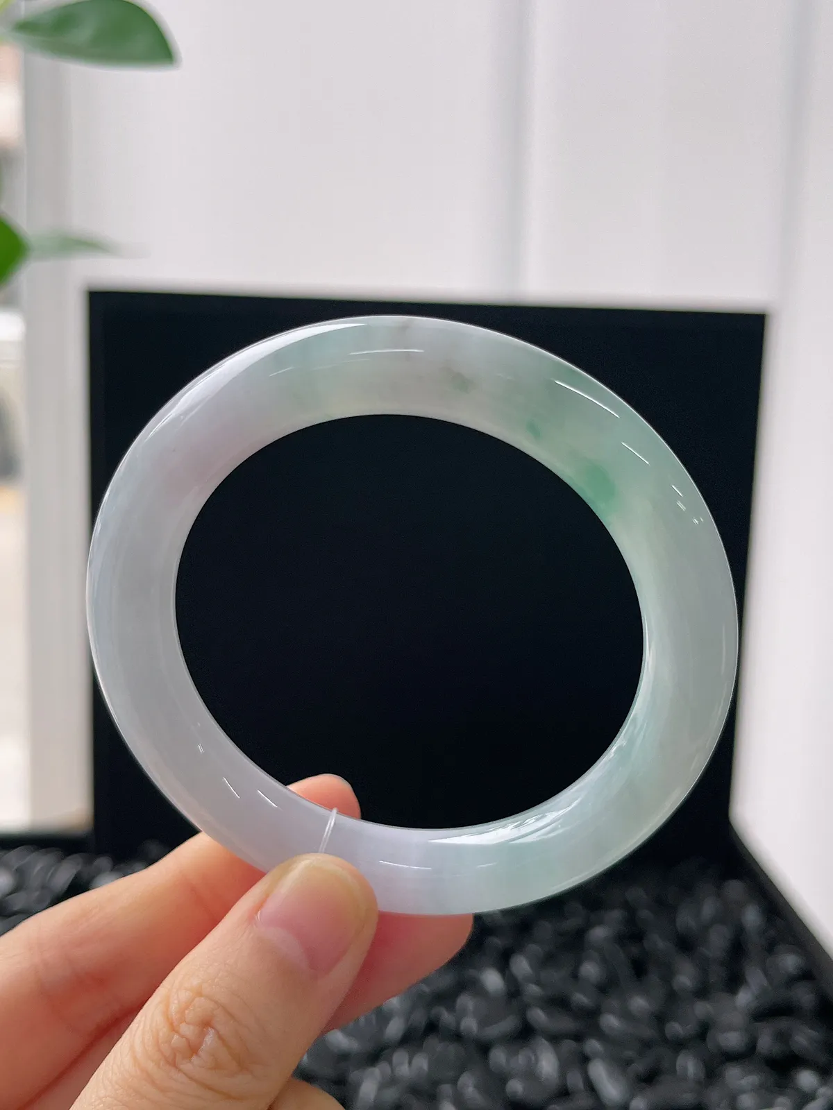 圆镯52.7圈口，翡翠冰糯种飘绿手镯