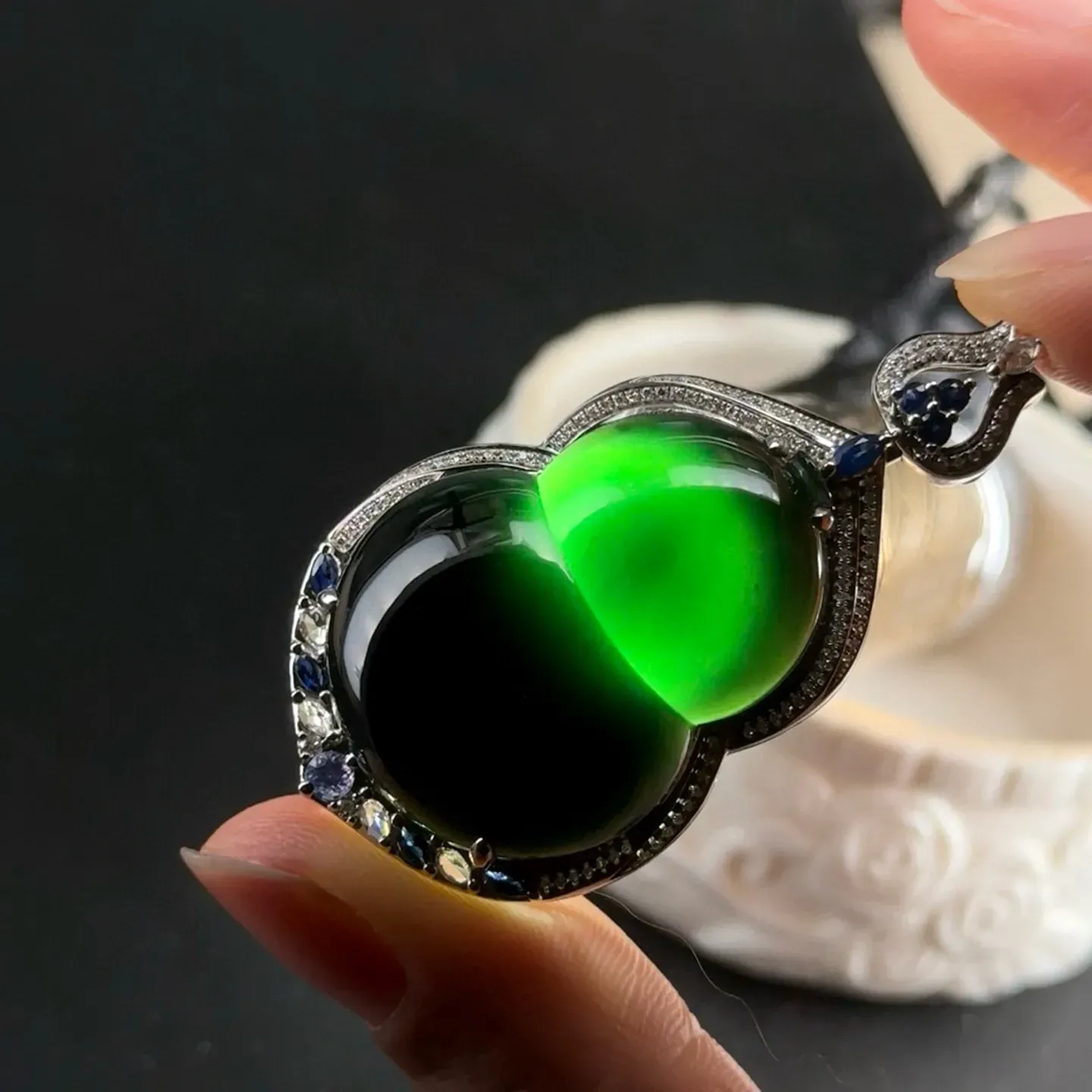 精品18k墨翠大葫芦吊坠 种好色正 黑度极好 打灯通透 油性十足 尺寸51.7