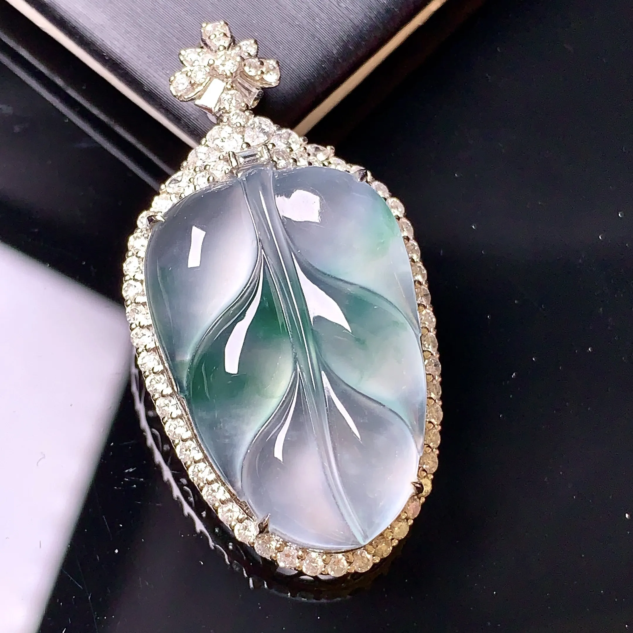 18k金钻镶嵌冰种树叶吊坠 玉质细腻 色泽清新艳丽 整体尺寸39.8*21.2*9.3