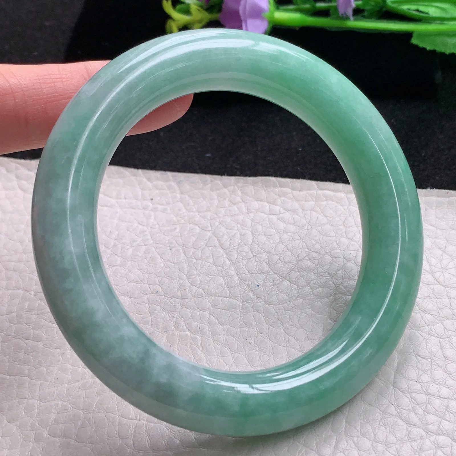 js自然光59*12.7胖圆镯 缅甸翡翠玉手镯飘绿大气圆条玉手环 美人镯