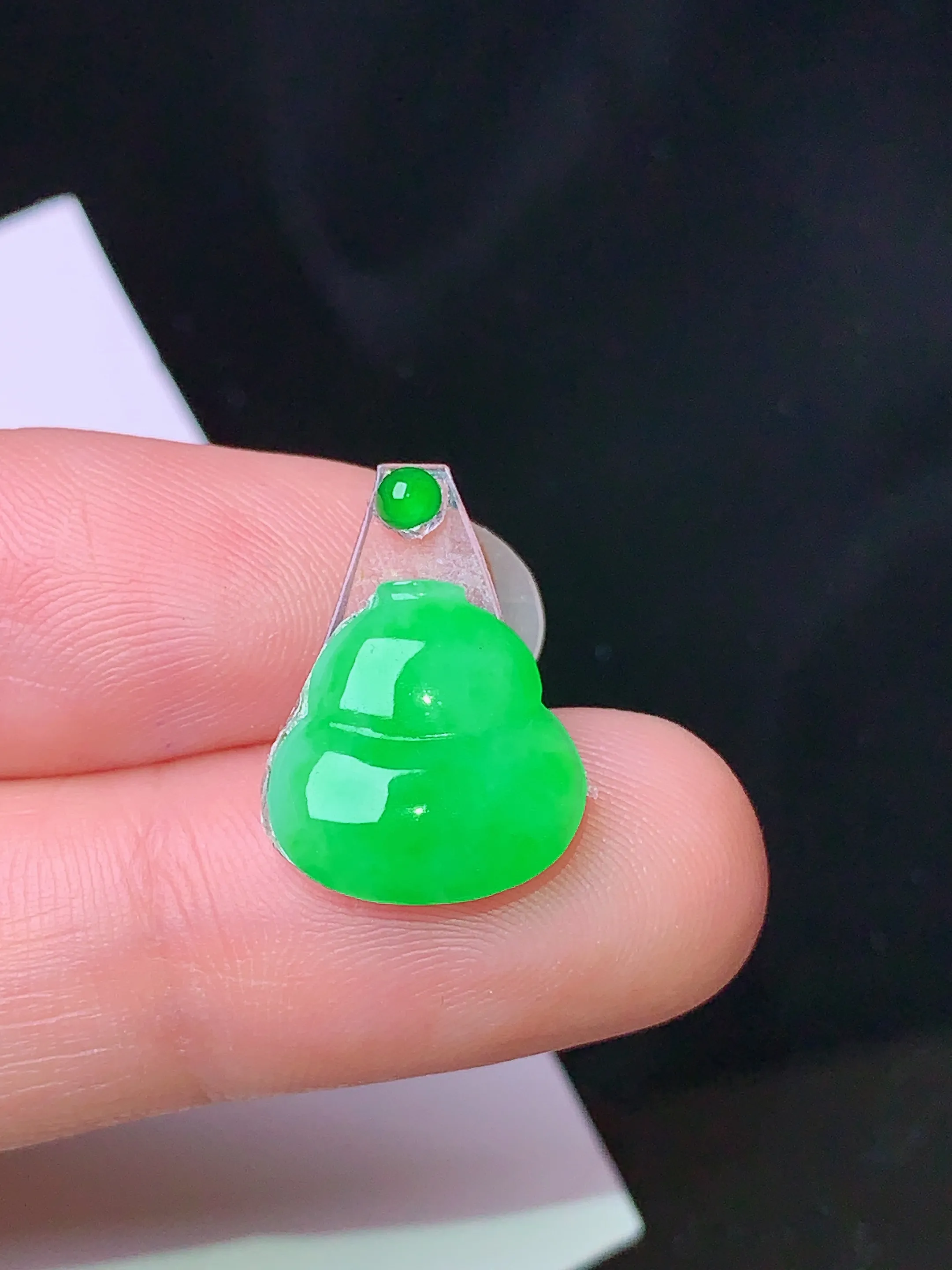 镶嵌款 翠绿葫芦吊坠 玉质细腻 色泽清新艳丽 整体尺寸12.8*12*2.3