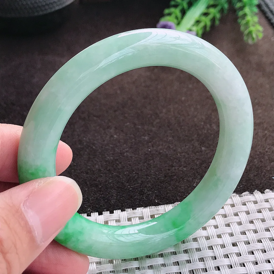 天然a货翡翠54/9.9/10.1老坑精美温润飘阳绿圆条手镯翡翠玉手镯