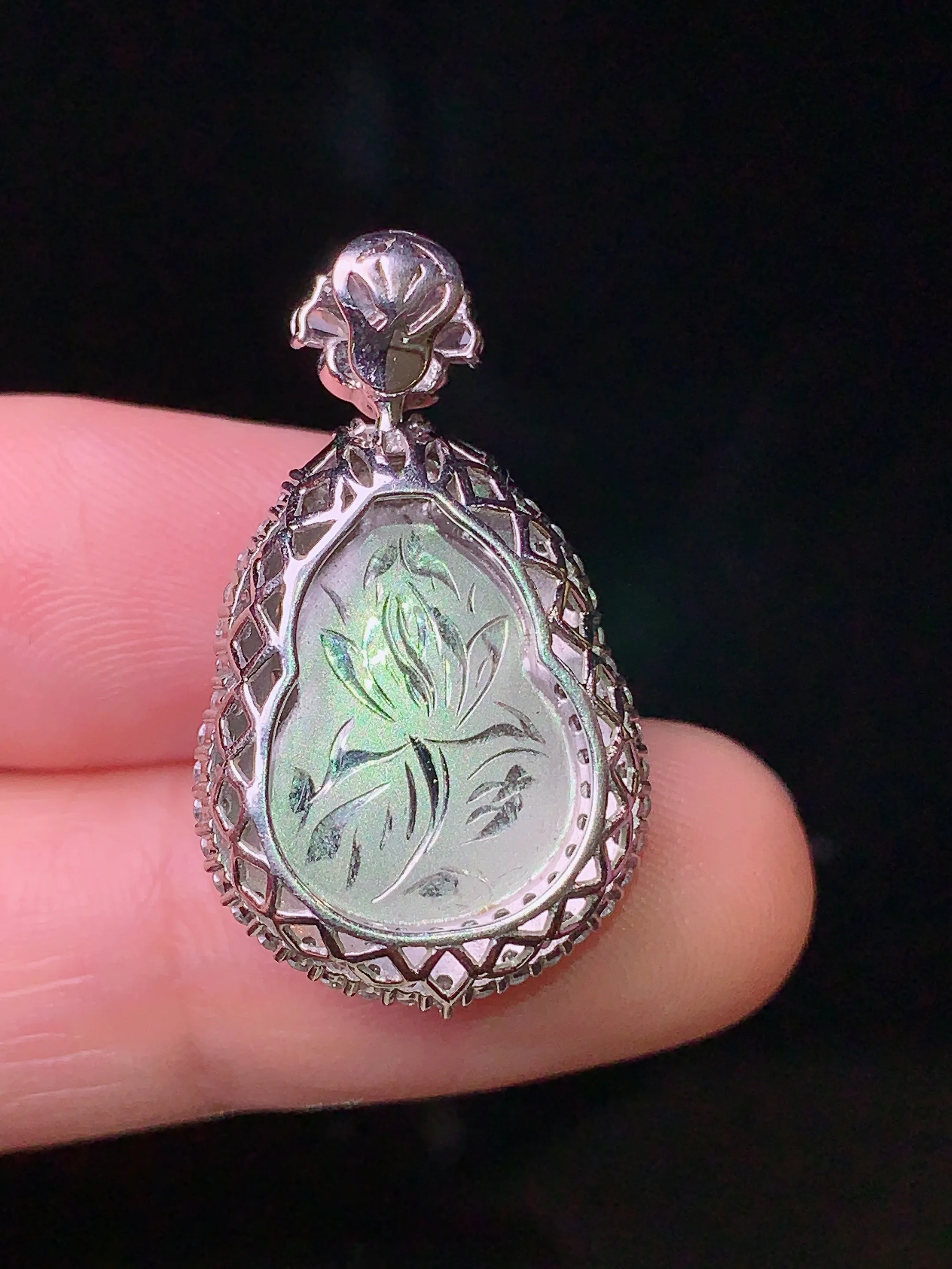 18k金钻镶嵌满绿葫芦吊坠 玉质细腻 色泽清新艳丽 整体尺寸28.3*16.3*7.7