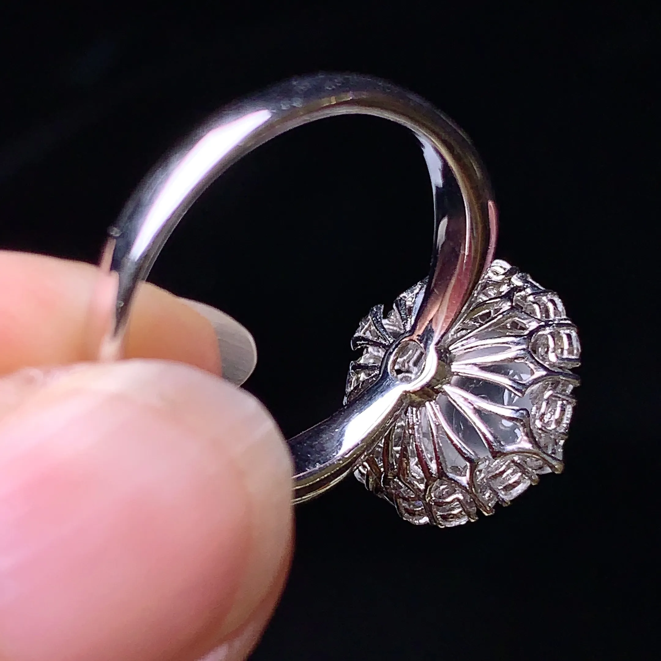 18k金钻镶嵌冰种蛋面戒指 玉质细腻 色泽清新艳丽 圈口14.5 整体尺寸14.7*12.8*10.8