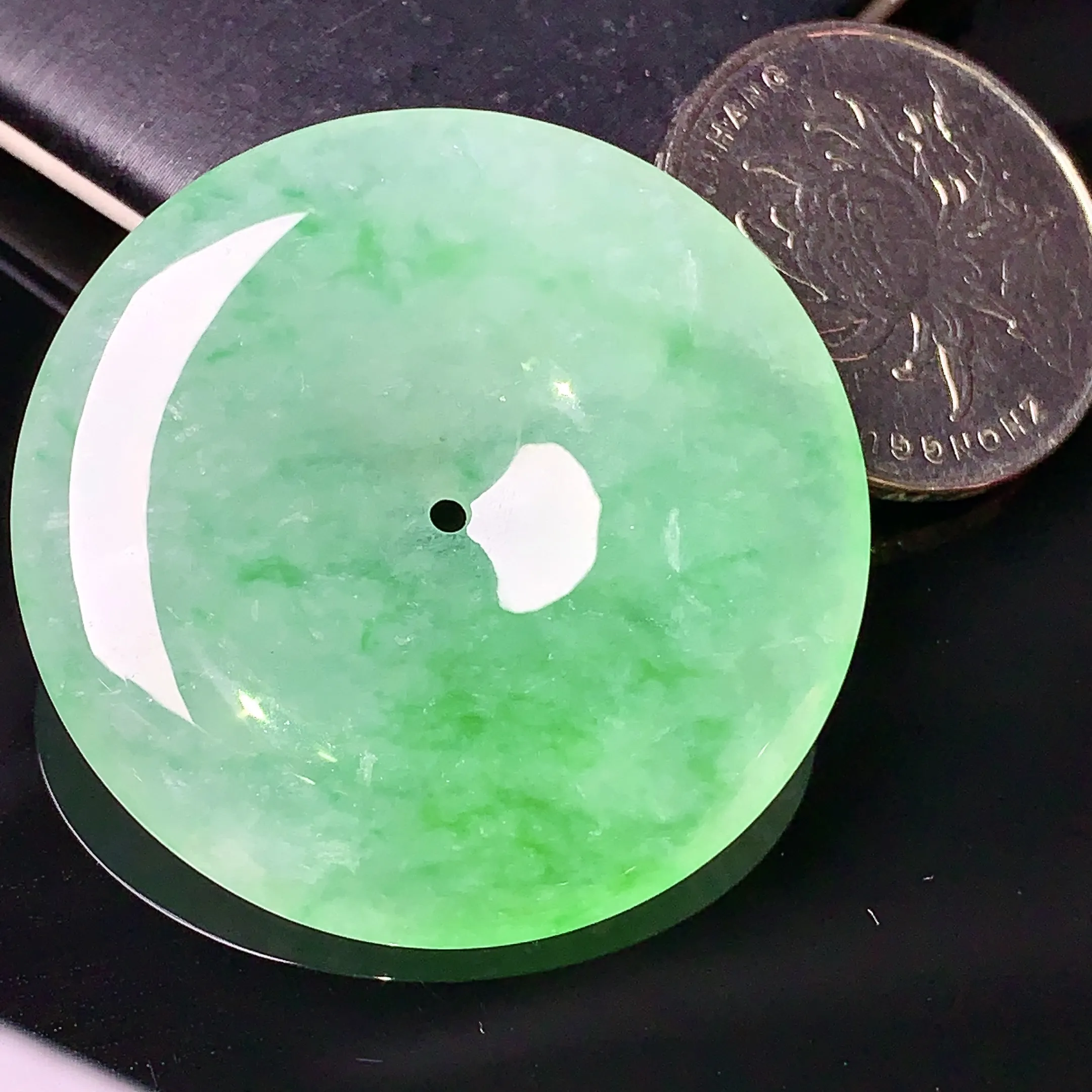 翠绿平安扣吊坠 玉质细腻 色泽清新艳丽 整体尺寸37.8*5.6