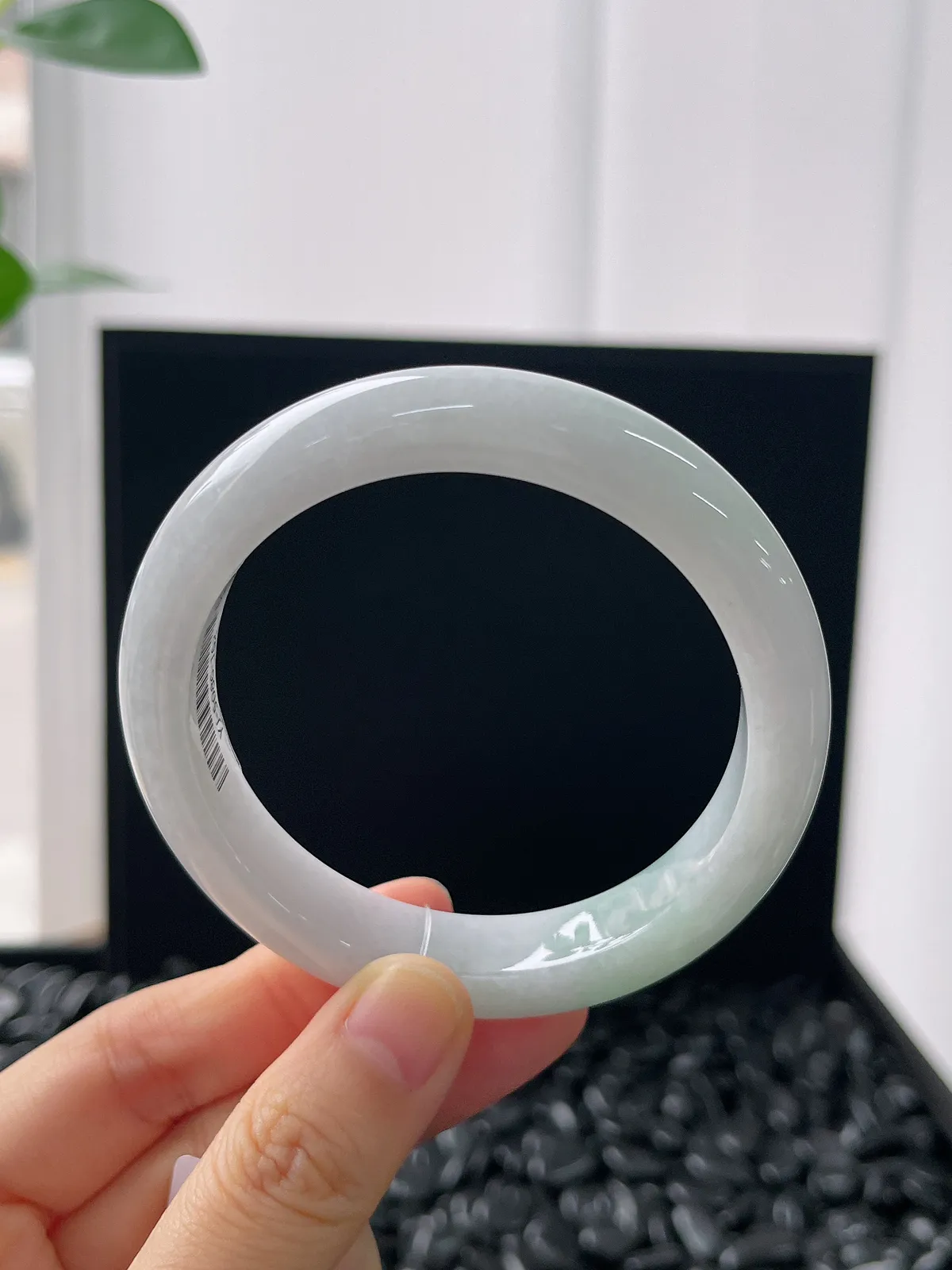 正圈55.8圈口，翡翠糯化种浅绿色手镯