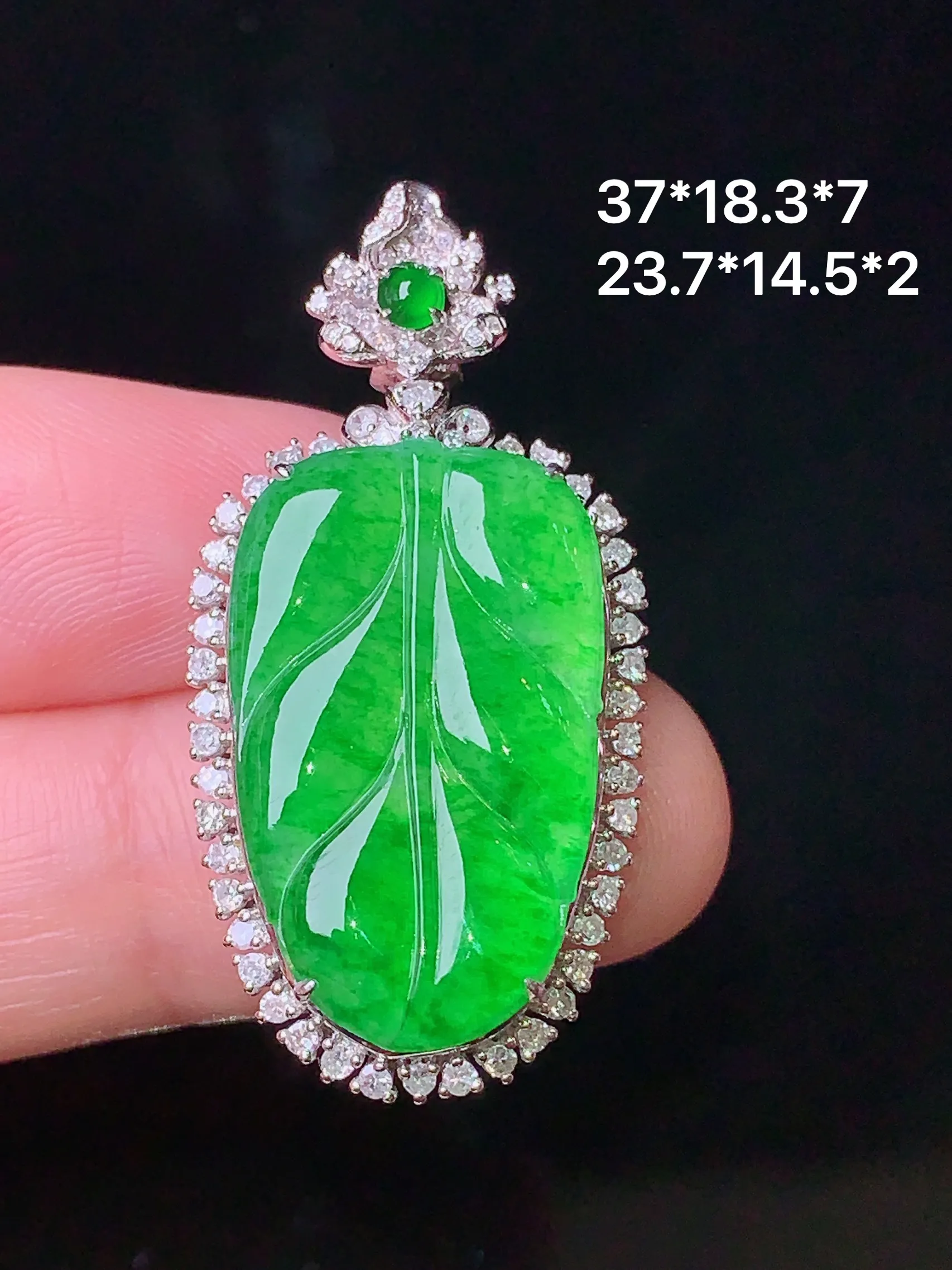 18k金钻镶嵌翠绿树叶吊坠 玉质细腻 色泽清新艳丽 整体尺寸37*18.3*7