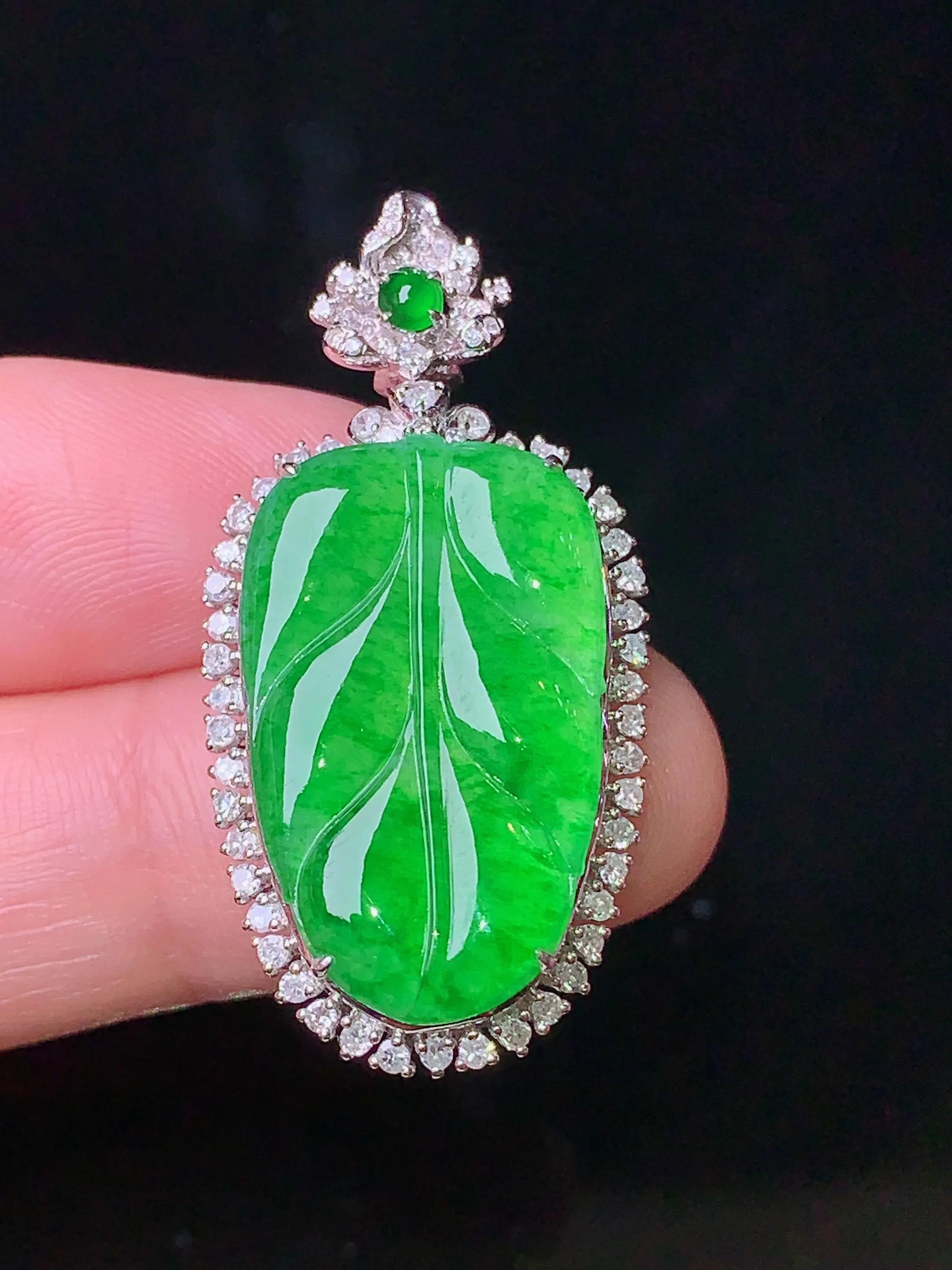 18k金钻镶嵌翠绿树叶吊坠 玉质细腻 色泽清新艳丽 整体尺寸37*18.3*7