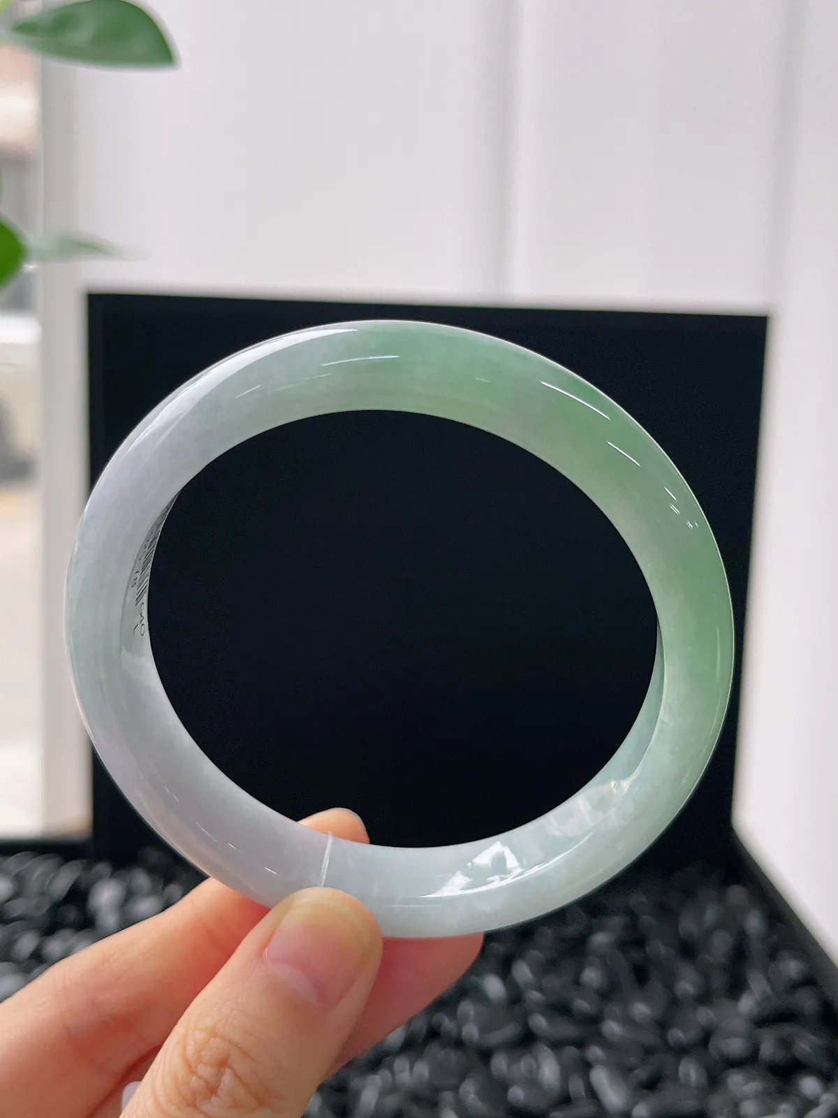 正圈60圈口，翡翠糯化种淡绿色手镯