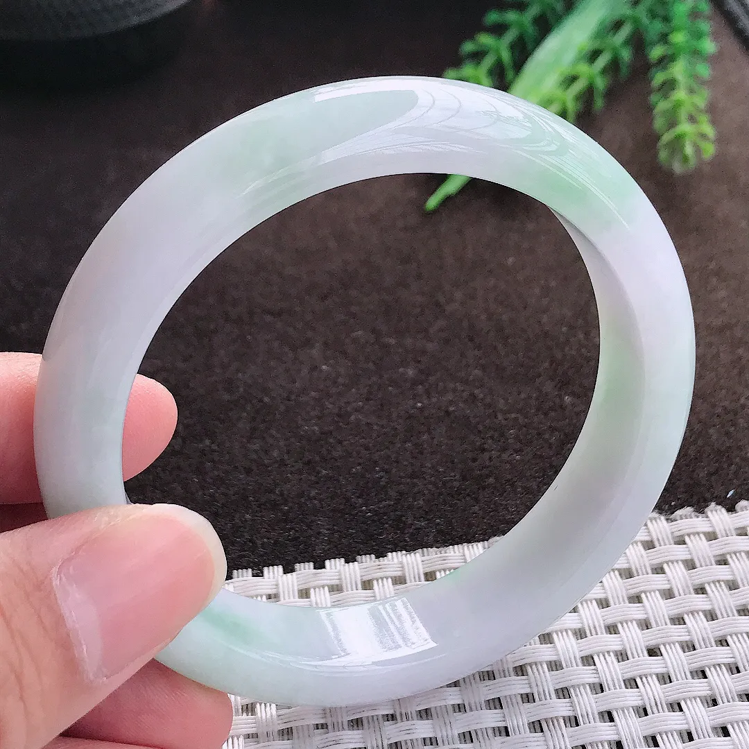 天然a货翡翠57.8/13.3/8.2老坑精美温润飘绿手镯宽边翡翠玉手镯