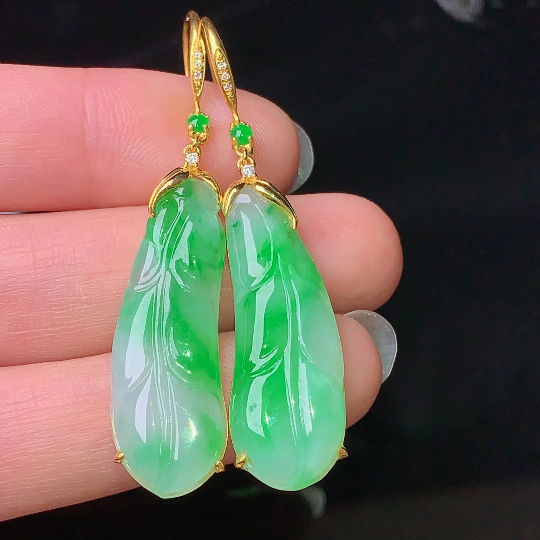 18k金钻镶嵌翠绿白菜耳坠 玉质细腻 色泽清新艳丽 整体尺寸49.2*11*3.7