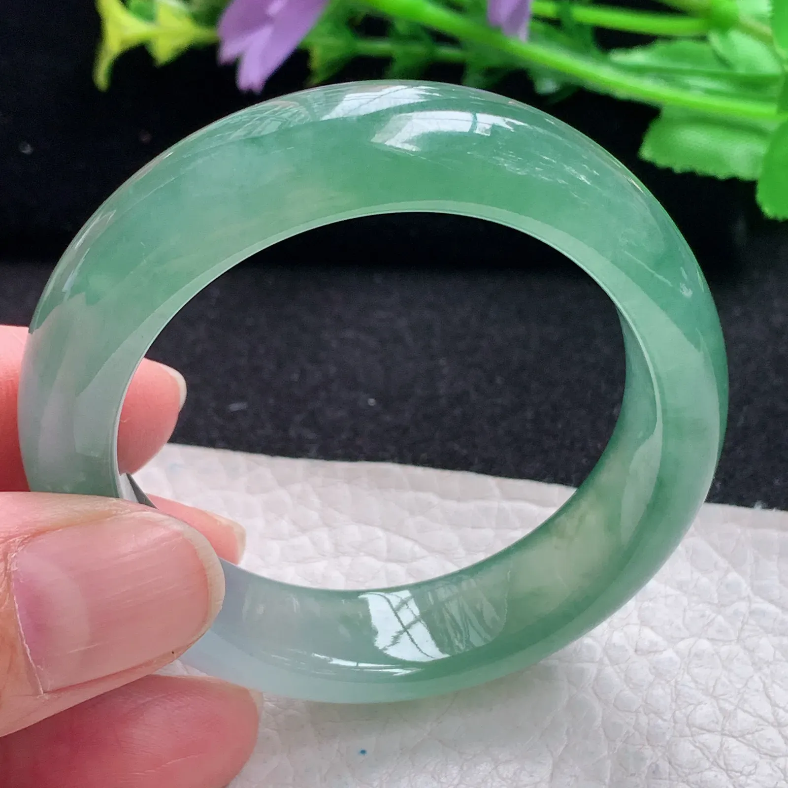 xo小圈口53*45*12.6*7.8贵妃镯 缅甸翡翠玉手镯冰绿起光秀气蛋形宽边玉手环