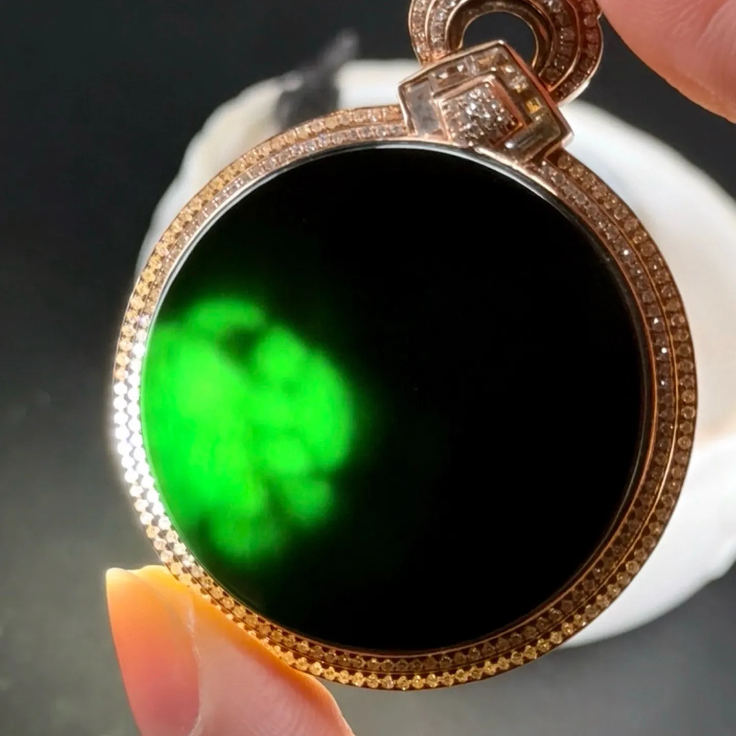 精品豪镶墨翠平安扣 种好色正 黑度极好 打灯通透 油性十足 满钻豪镶 尺寸54