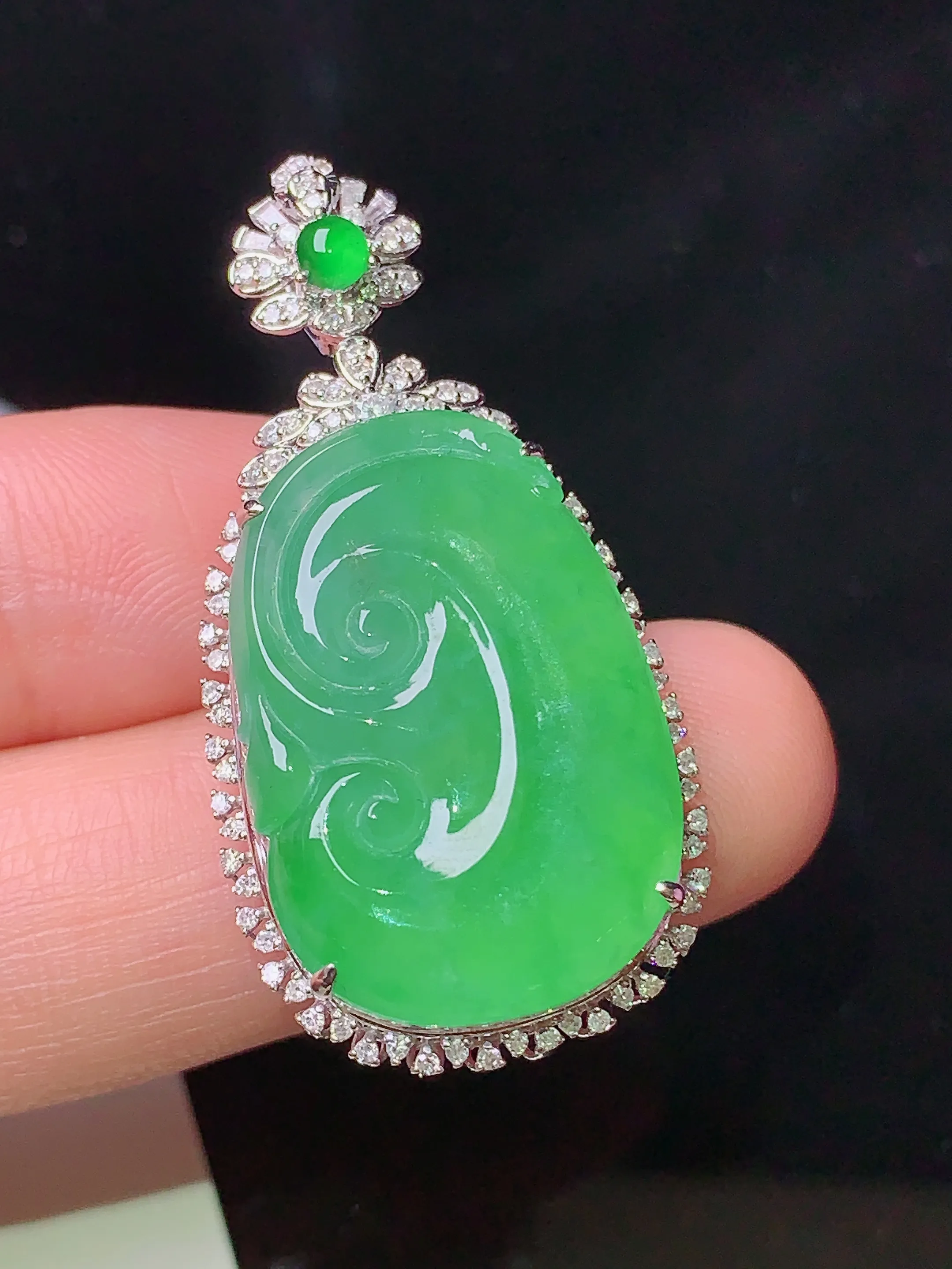 18k金钻镶嵌翠绿如意吊坠 玉质细腻 色泽清新艳丽 整体尺寸38.5*19.3*9