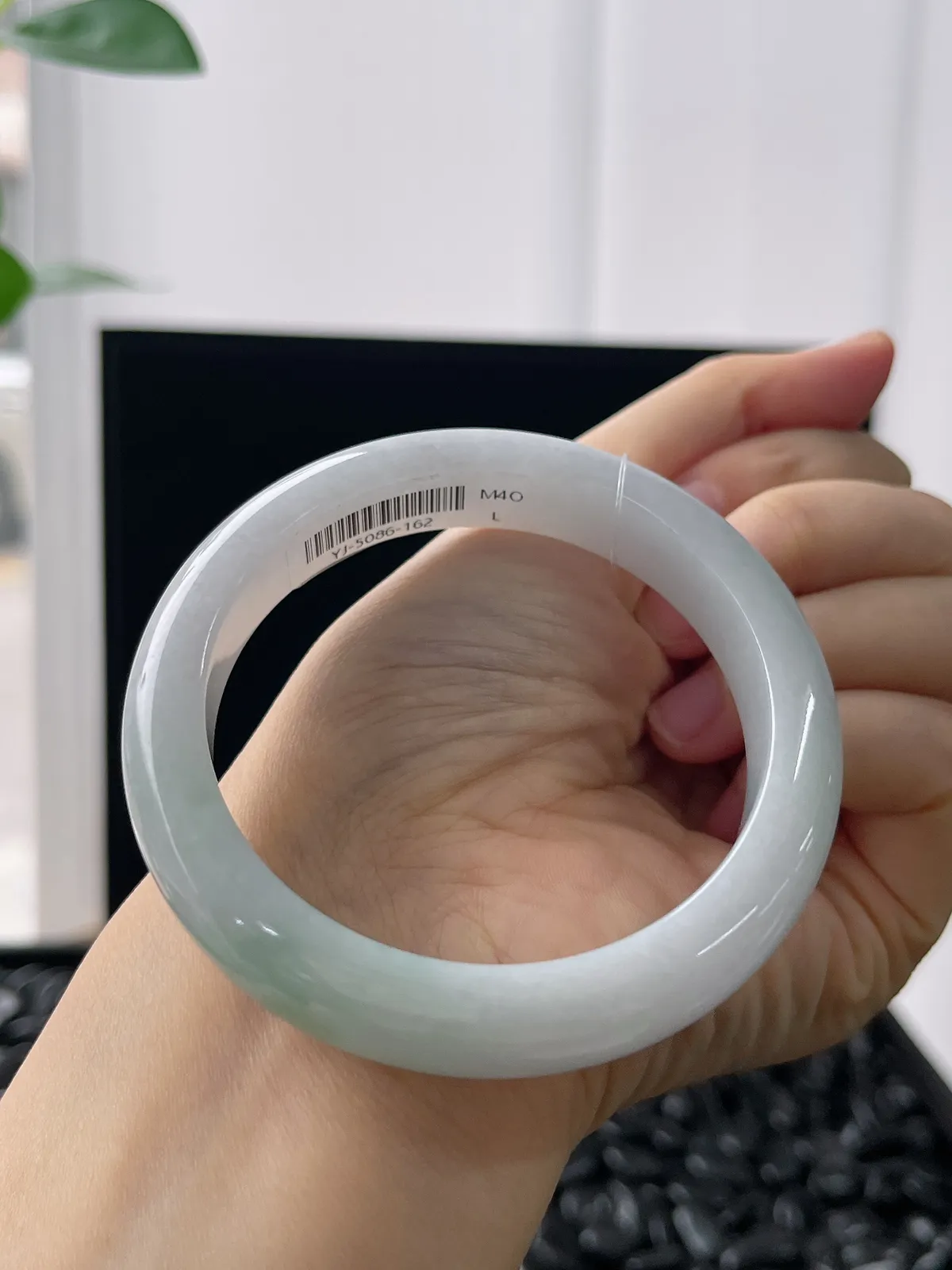 正圈55.8圈口，翡翠糯化种浅绿色手镯