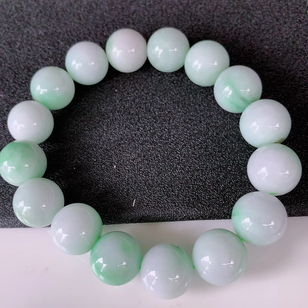 自然光实拍，冰润飘绿翡翠手串手链，种老水足，冰清玉润  颜色漂亮  #001.1取一尺寸12.8