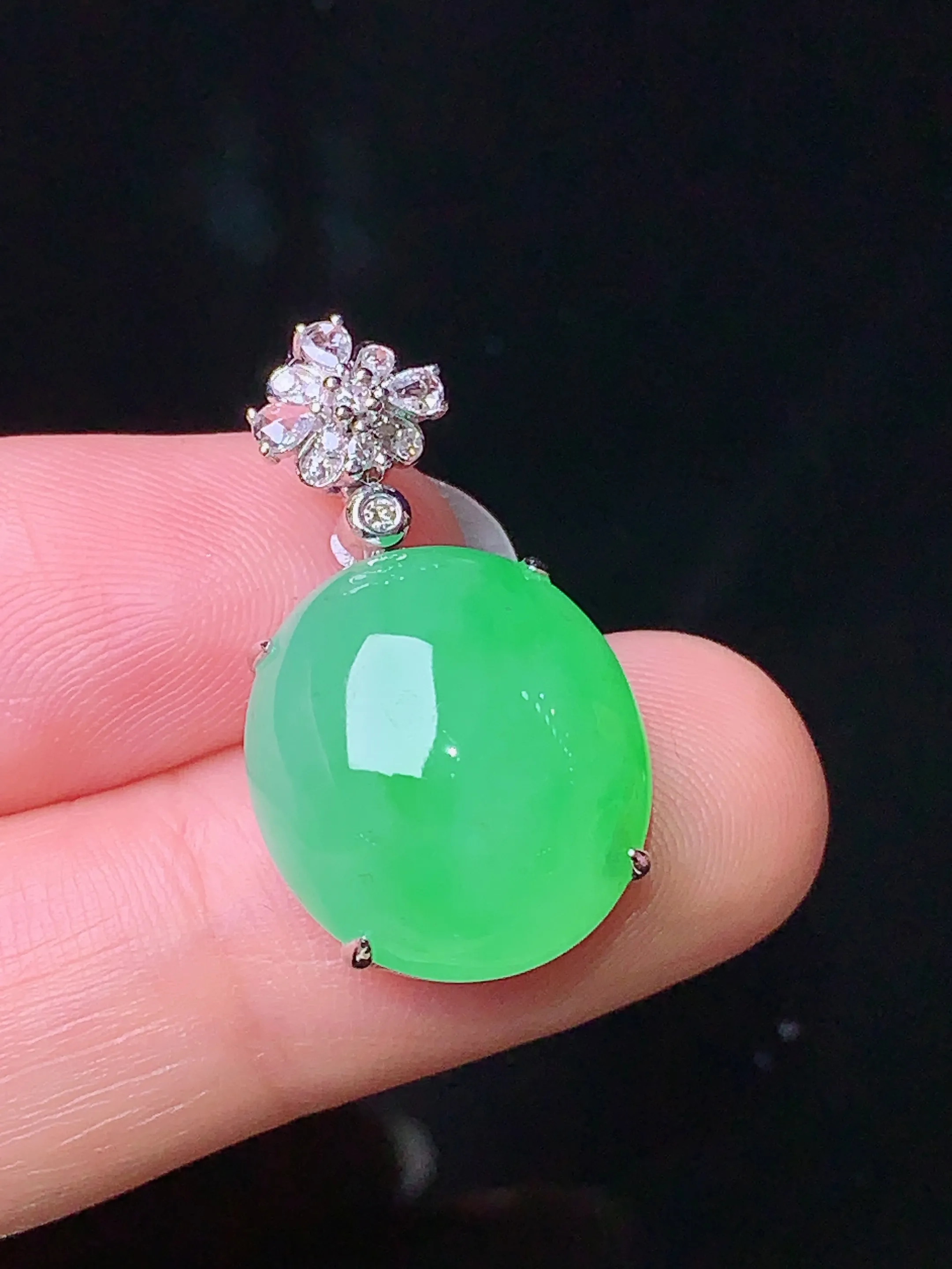 18k金钻镶嵌翠绿蛋面吊坠 玉质细腻 色泽清新艳丽 整体尺寸25.5*14.2*9.2