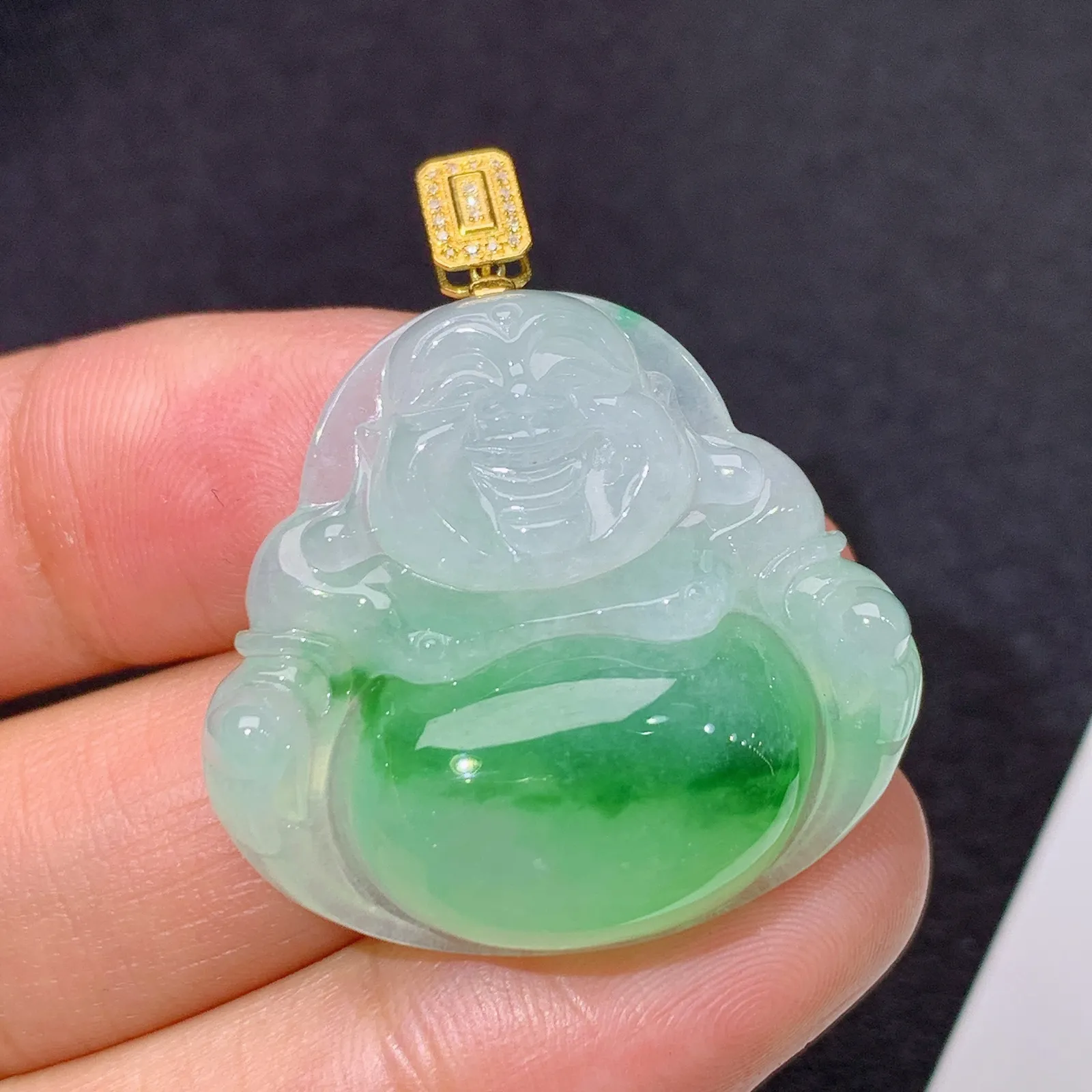 飘绿笑佛吊坠，18k金镶嵌，冰润色阳，品相好，种水足，尺寸26.2*29*7.9