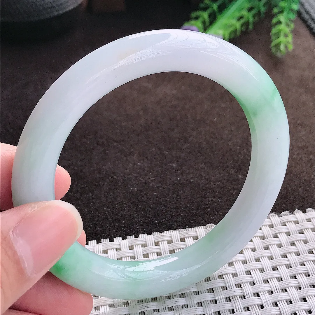 天然a货翡翠56.5/9.9/10老坑精美冰润飘阳绿圆条手镯翡翠玉手镯