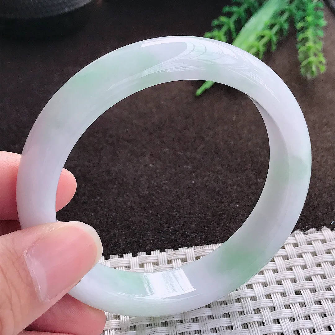 天然a货翡翠57.8/13.3/8.2老坑精美温润飘绿手镯宽边翡翠玉手镯