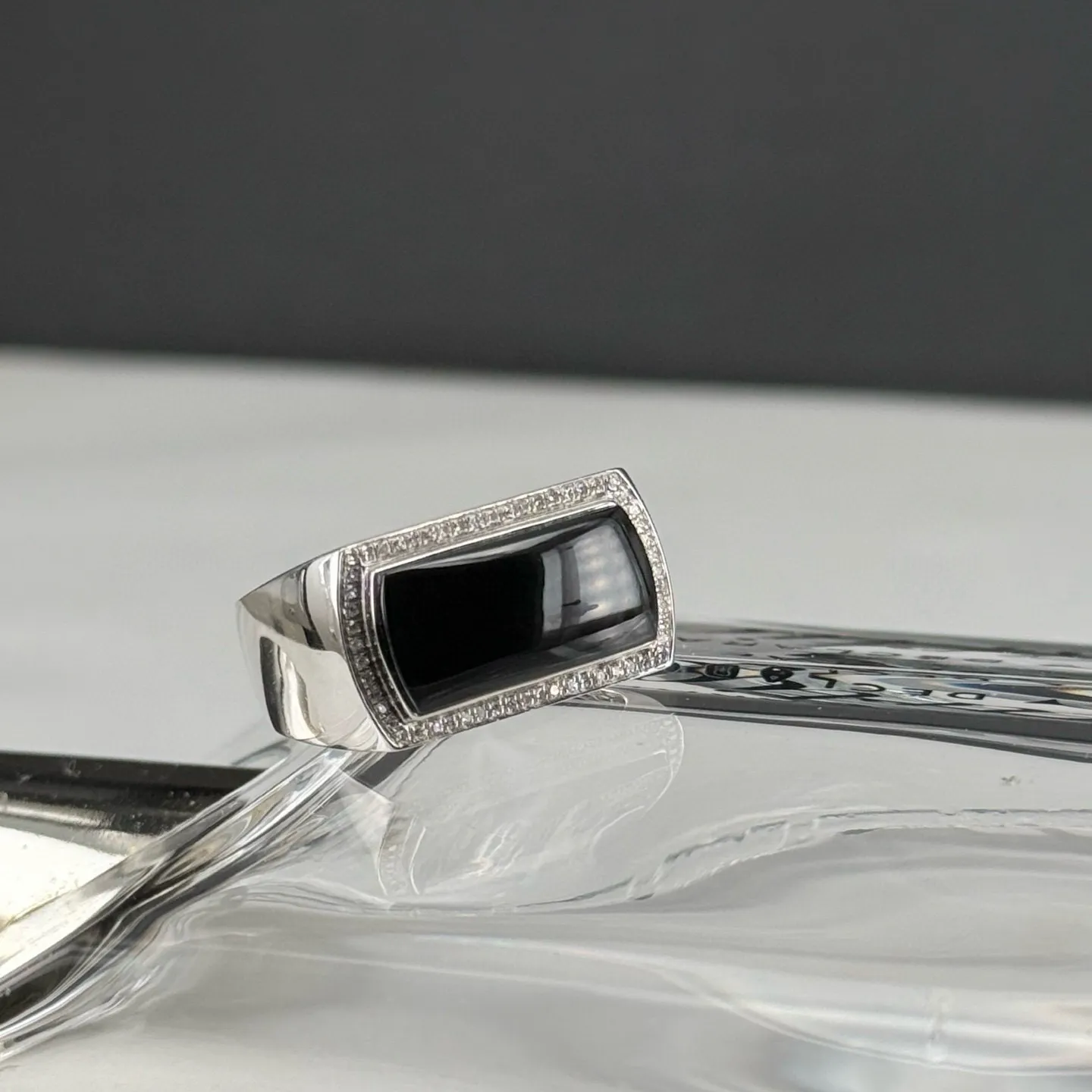 精品18k白金满钻马鞍男戒 种好色正 黑度极好 打灯通透 油性十足