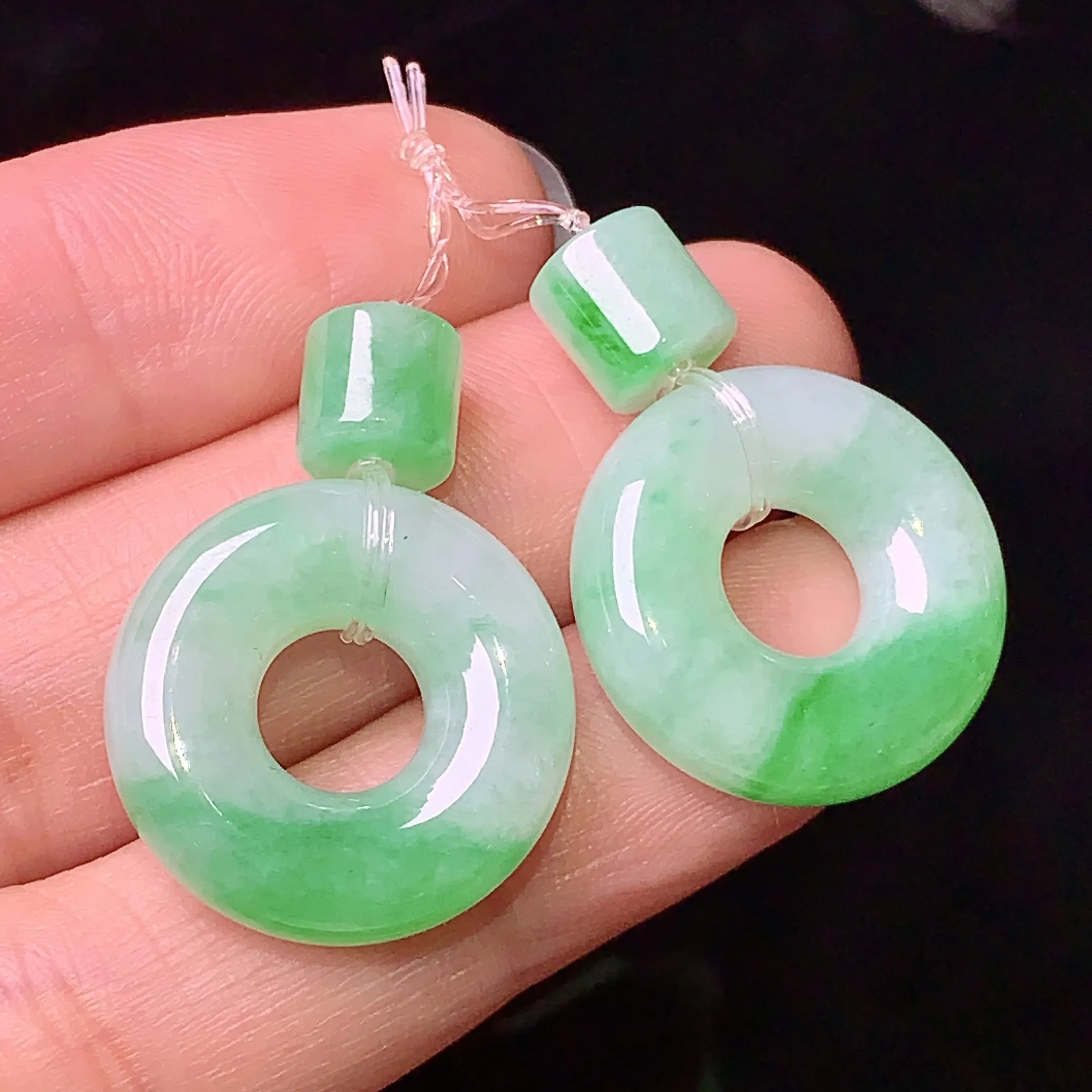 飘绿平安环一对 玉质细腻 色泽清新艳丽 整体尺寸19.2*6