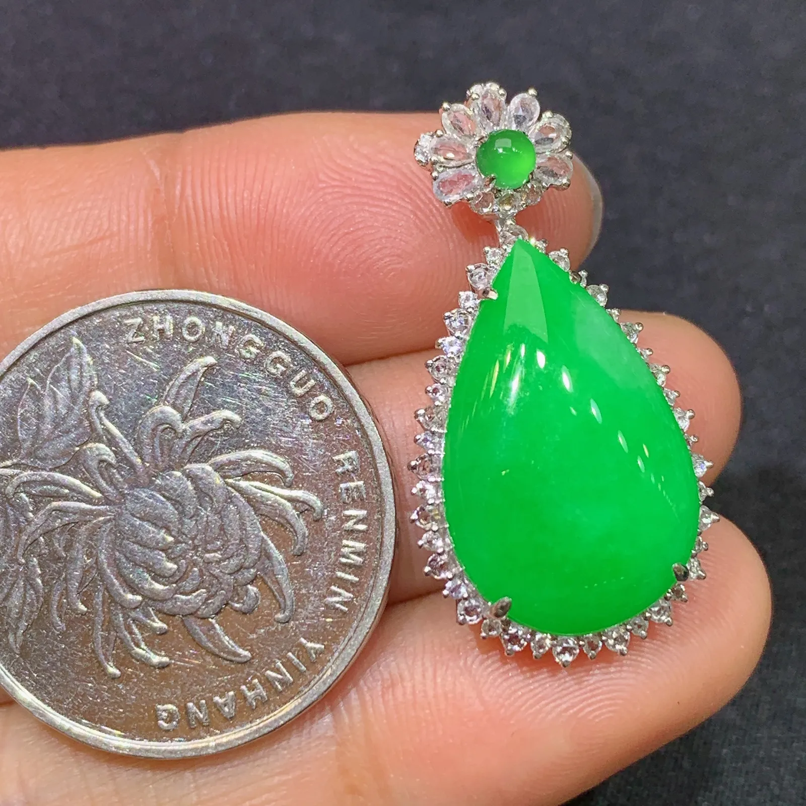 阳绿水滴吊坠，18k金镶嵌，色泽鲜阳，种水足 Xq 尺寸30.3*15.9*7.8