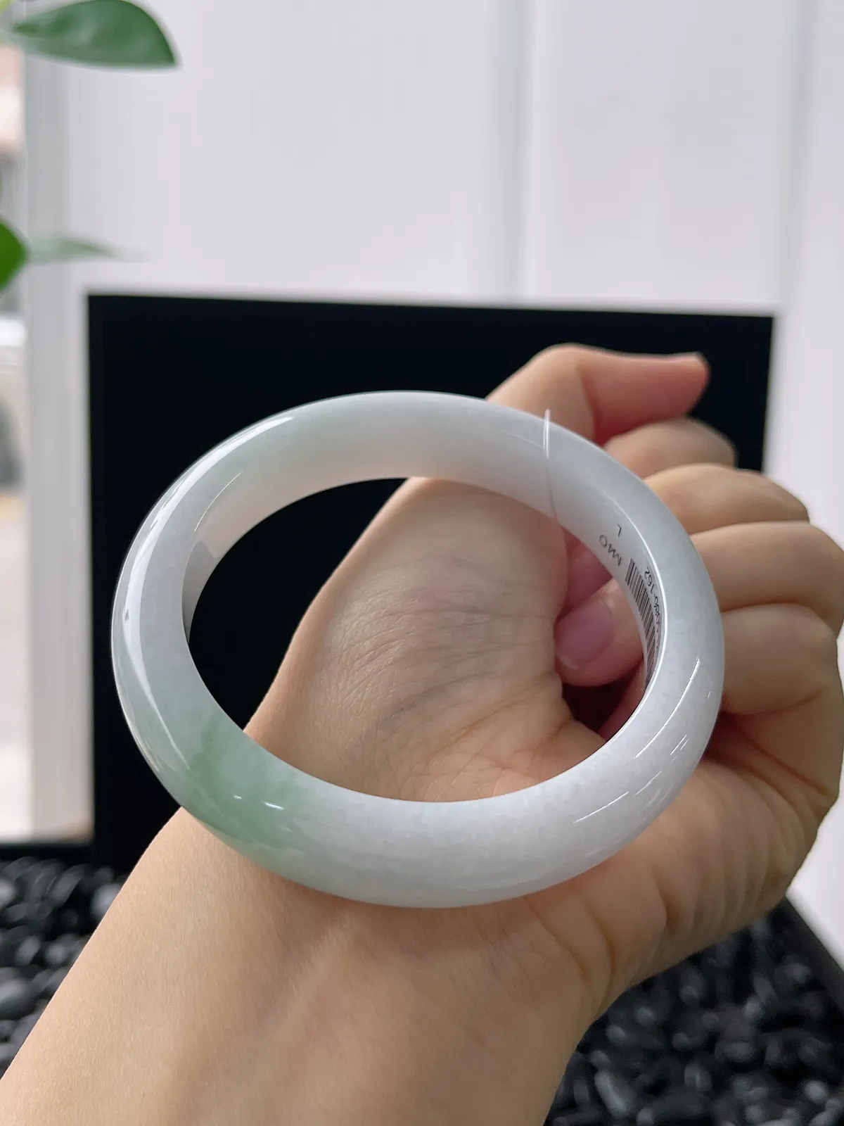 正圈55.8圈口，翡翠糯化种浅绿色手镯