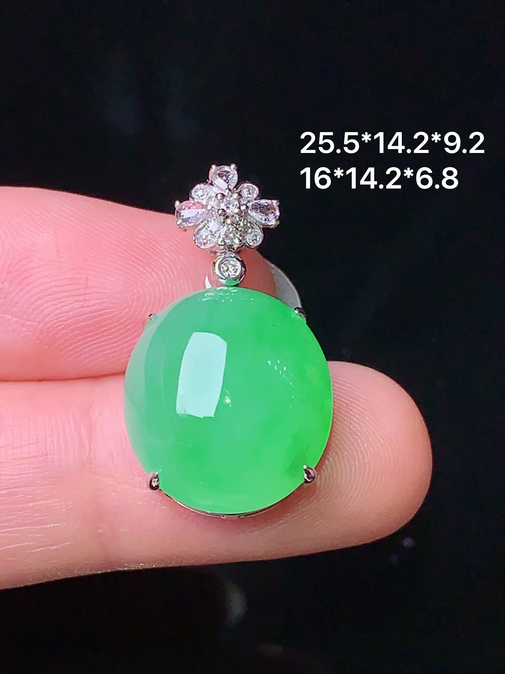 18k金钻镶嵌翠绿蛋面吊坠 玉质细腻 色泽清新艳丽 整体尺寸25.5*14.2*9.2