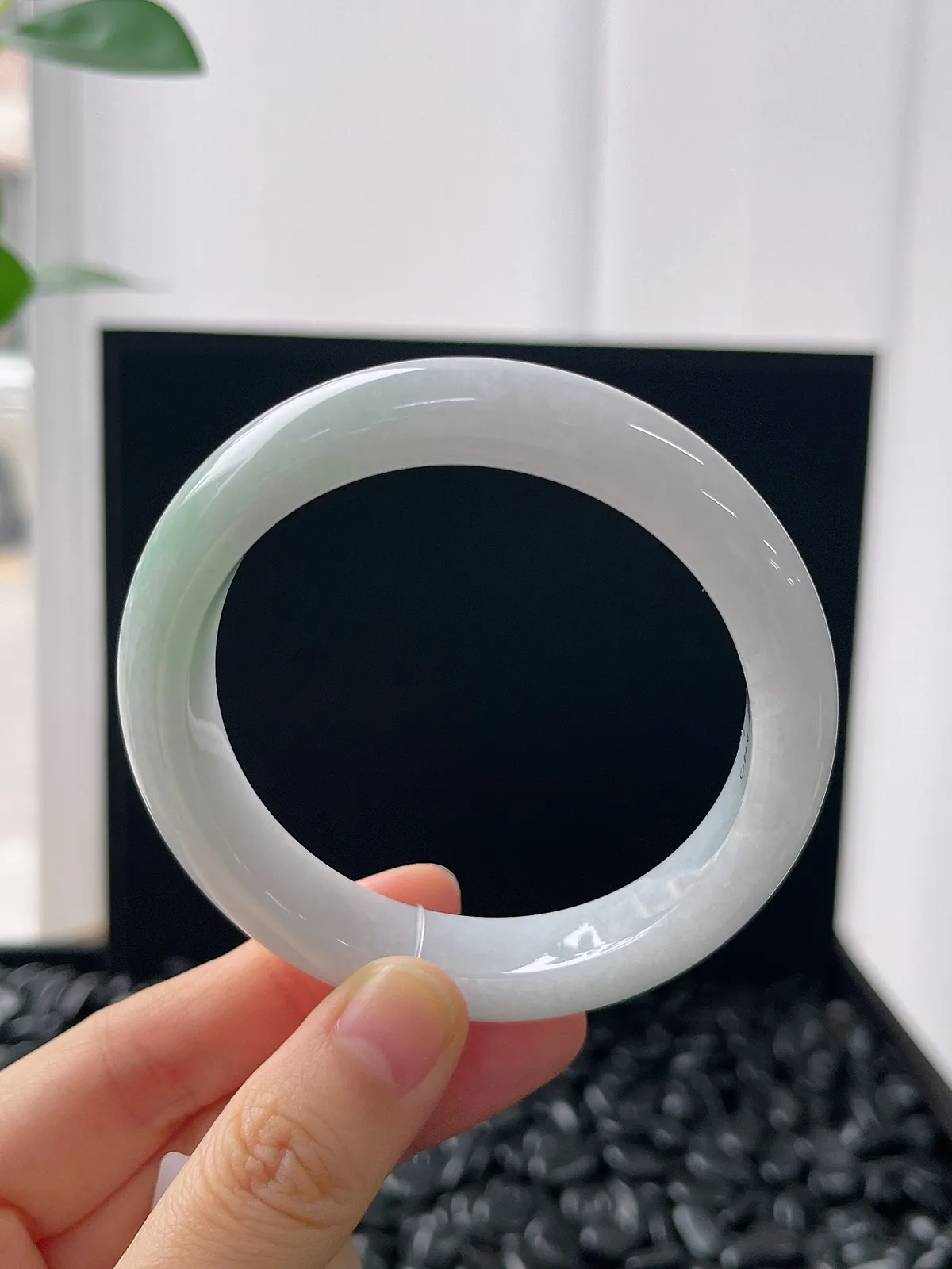 正圈55.8圈口，翡翠糯化种浅绿色手镯