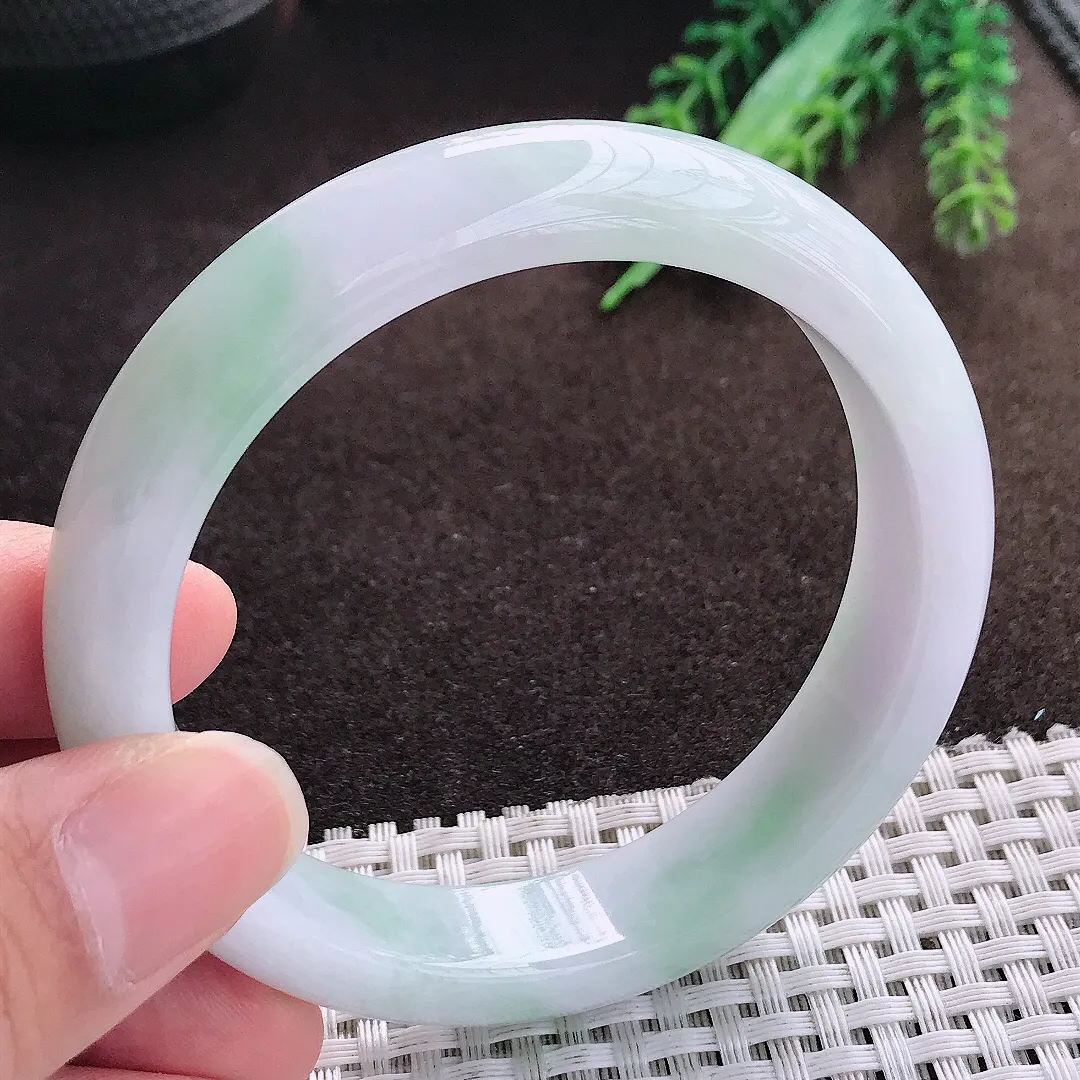 天然a货翡翠57.8/13.3/8.2老坑精美温润飘绿手镯宽边翡翠玉手镯