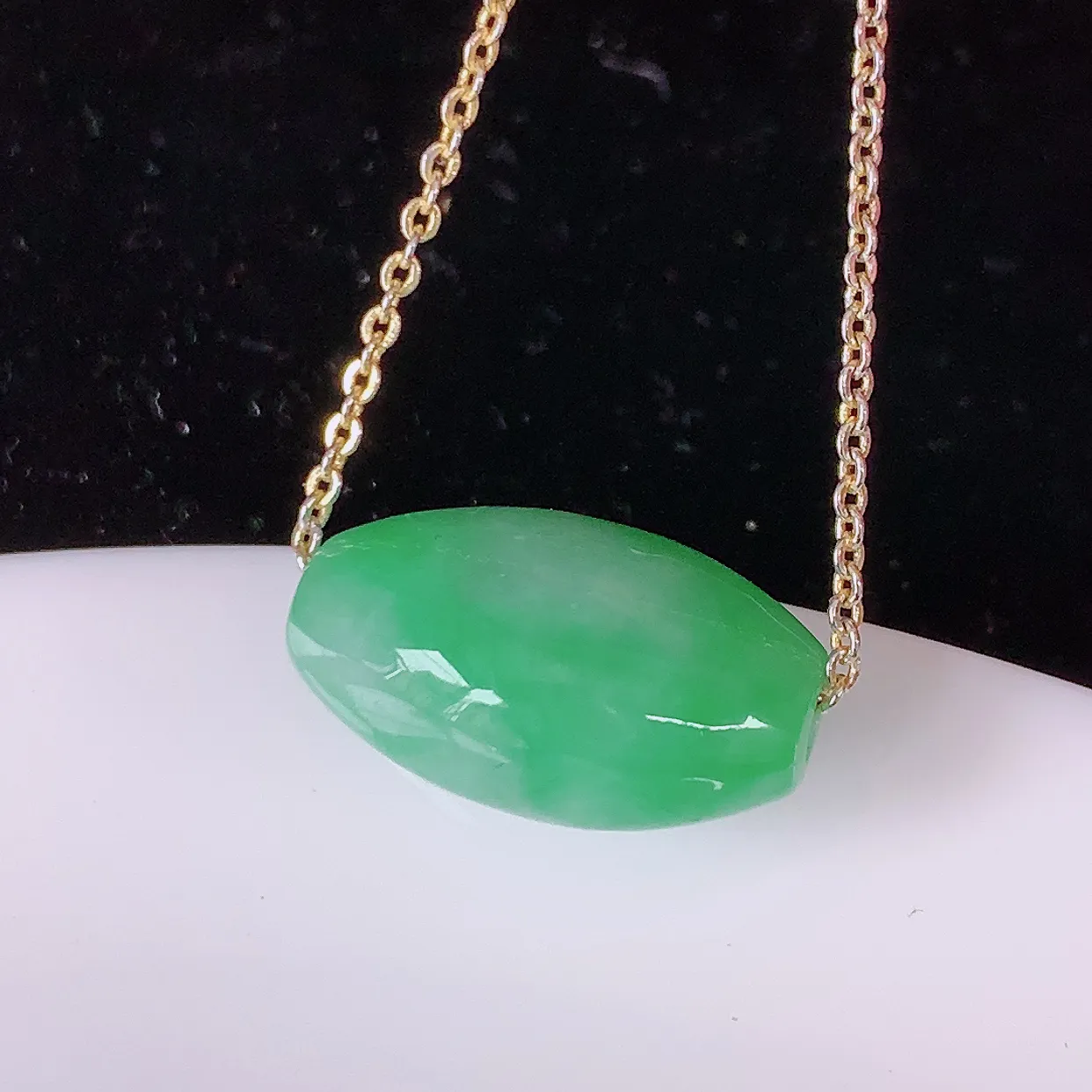 自然光实拍，冰润飘绿翡翠路路通吊坠，寓意时来运转、财源滚滚，款式新颖时尚，日常百搭的款！配图银链#058.1尺寸17*11.5*9mm