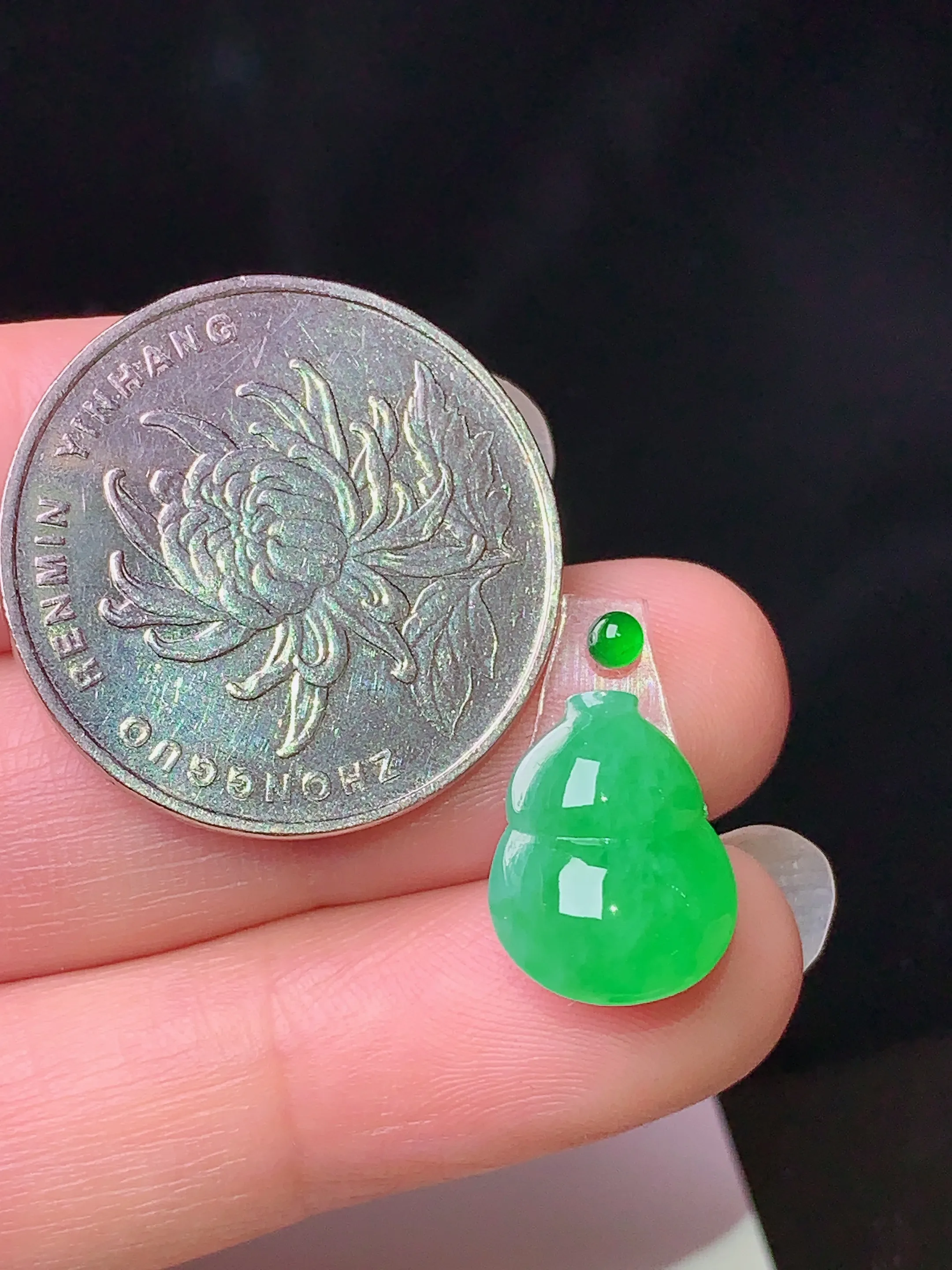 镶嵌款 翠绿葫芦吊坠 玉质细腻 色泽清新艳丽 整体尺寸13.5*10.5*4.5